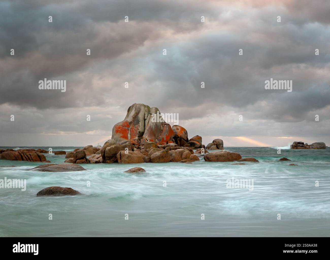 Picnic Rock durante una tempesta con un lungo movimento dell'acqua esposto Foto Stock