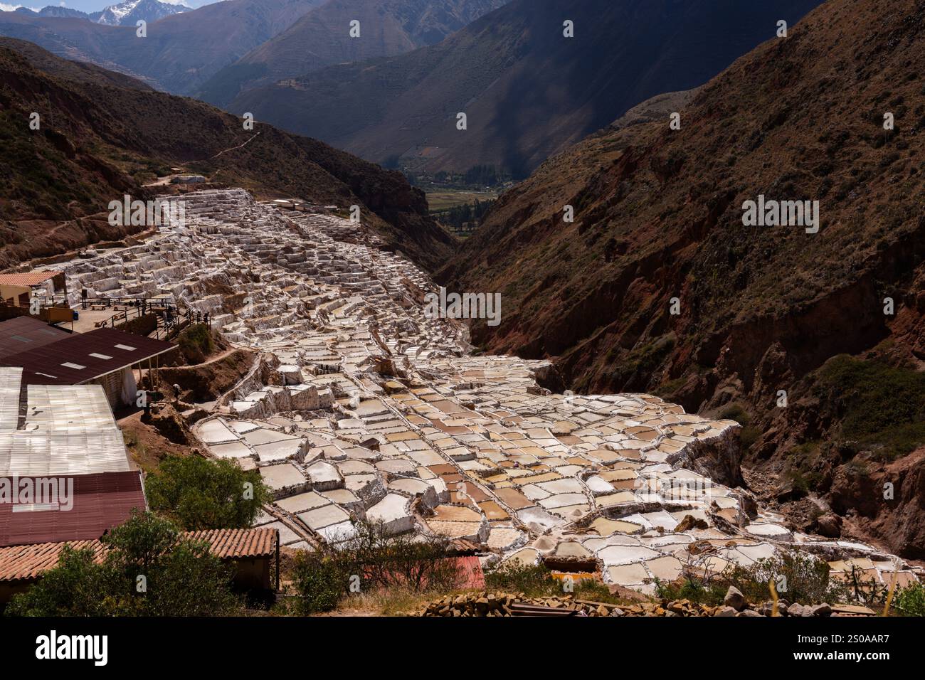 Le distese saline di Maras si trovano vicino al villiage di Maras nella regione di Cusco nota come Valle Sacra, Perù Foto Stock