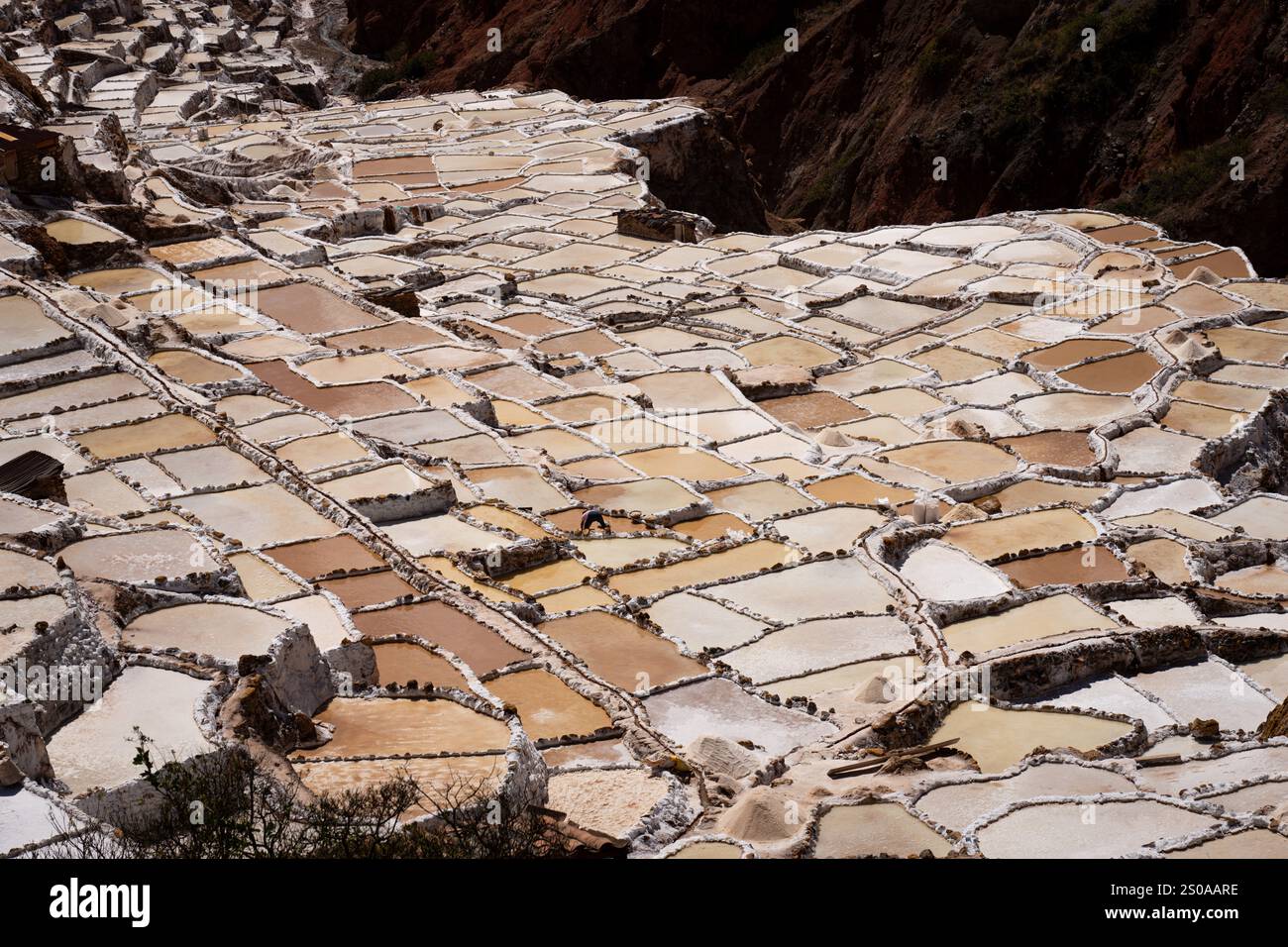 Le distese saline di Maras si trovano vicino al villiage di Maras nella regione di Cusco nota come Valle Sacra, Perù Foto Stock