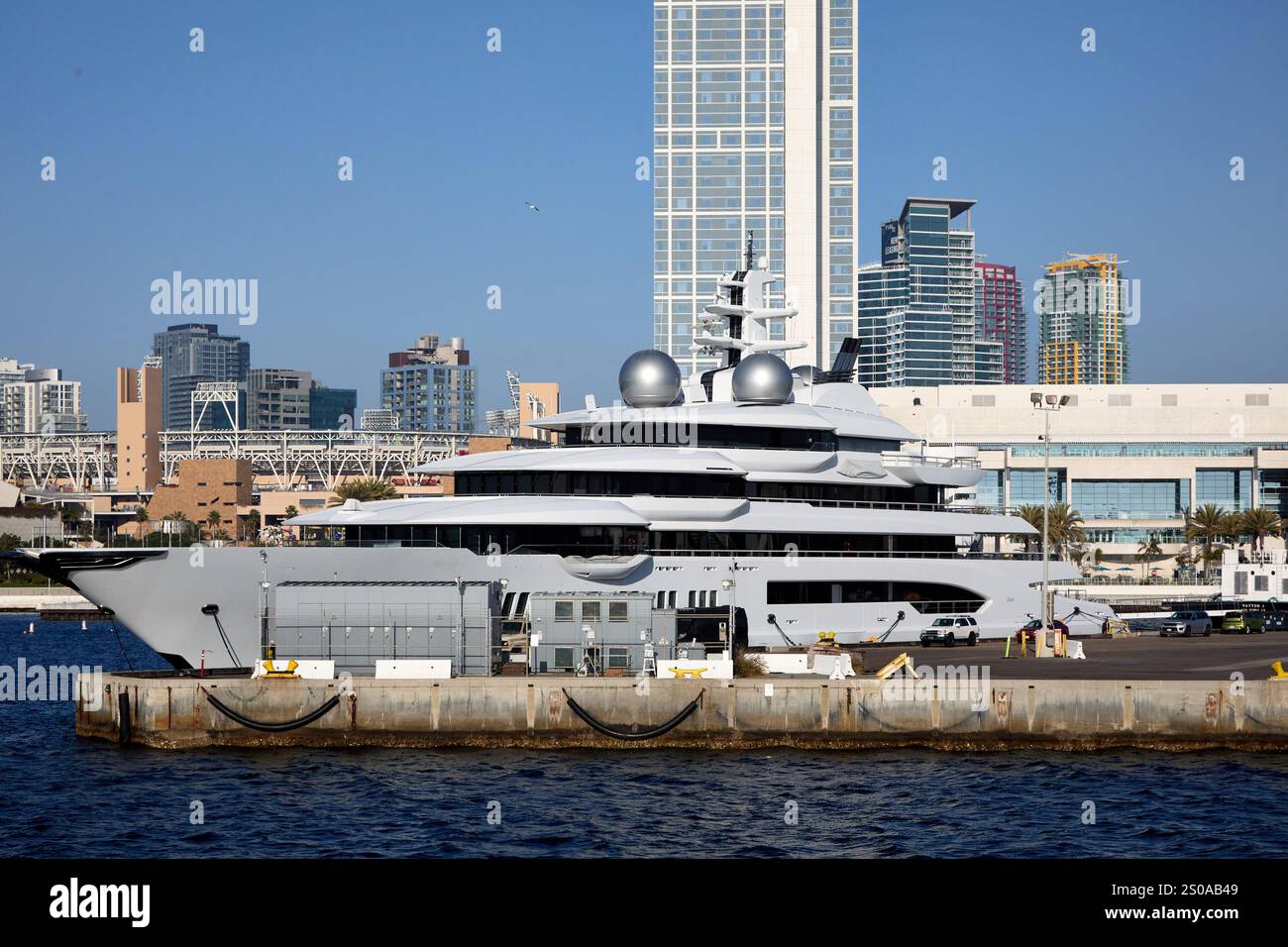 San Diego, California, Stati Uniti. 21 dicembre 2024. Superyacht *Amadea* attraccato a San Diego, che presenta il suo design elegante e la sua opulenta struttura multi-deck contro il fronte industriale del mare. Con una lunghezza impressionante di piedi (106 metri), questa nave da 348 milioni dispone di un eliporto, una piscina, interni sontuosi e sistemazioni per un massimo di 16 ospiti e 36 membri dell'equipaggio. Sequestrato dal governo degli Stati Uniti a causa dei suoi legami con l'applicazione delle sanzioni russe, lo yacht è stato al centro di controversie, con rapporti che evidenziano i significativi costi di manutenzione'''' che si aggirano su milioni di dollari all'anno Foto Stock