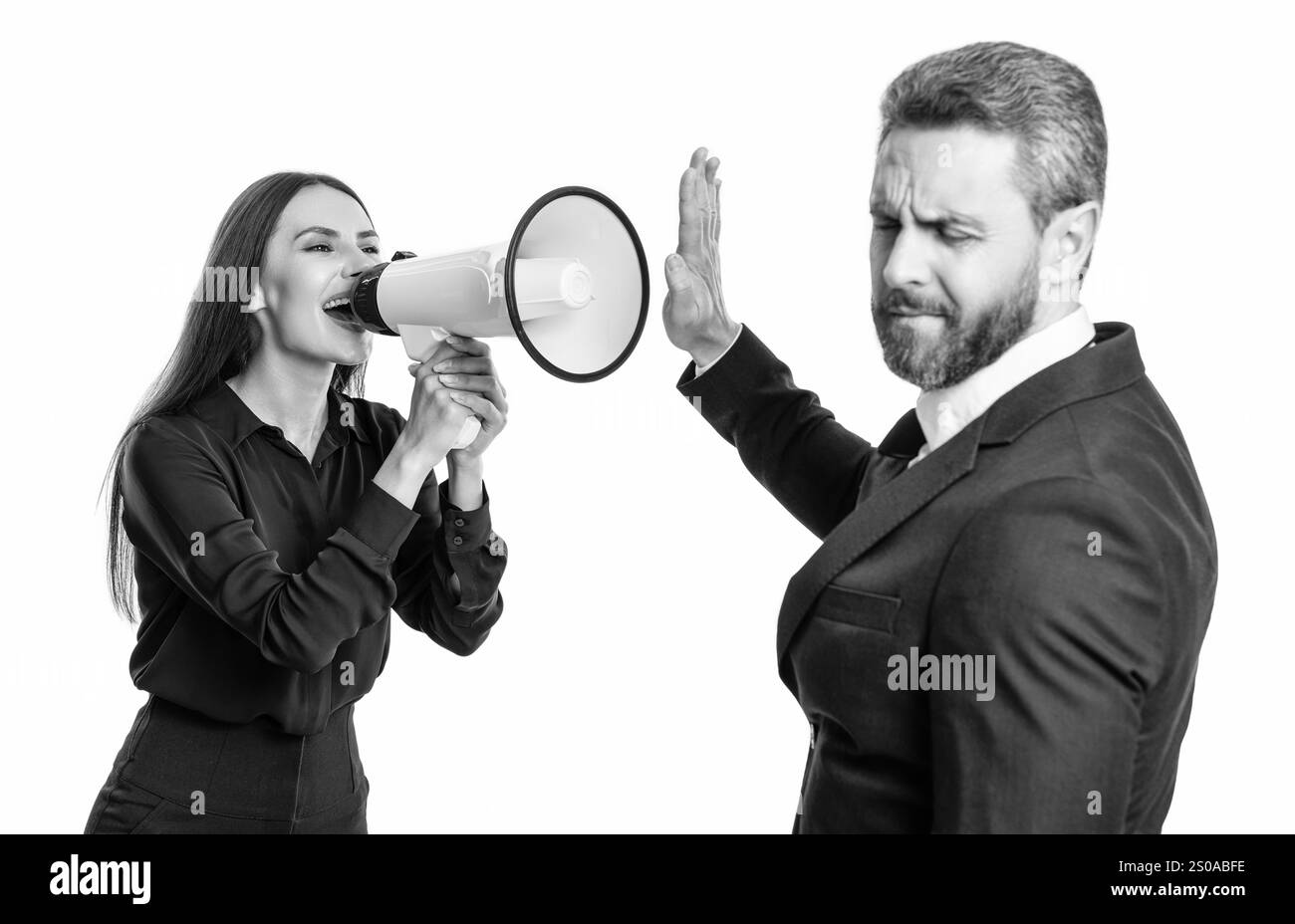 donna d'affari che urla al dipendente con l'altoparlante. uomini d'affari partner in conflitto per la promozione. uomini d'affari che risolvono i conflitti. rivalità Foto Stock