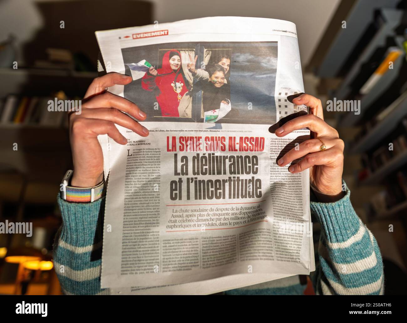 Parigi, Francia - 9 dicembre 2024: Il quotidiano francese mette in evidenza la gioia e le sfide dei siriani in un'era post-Assad, concentrandosi sulla liberazione e sulle incertezze per il futuro. Foto Stock