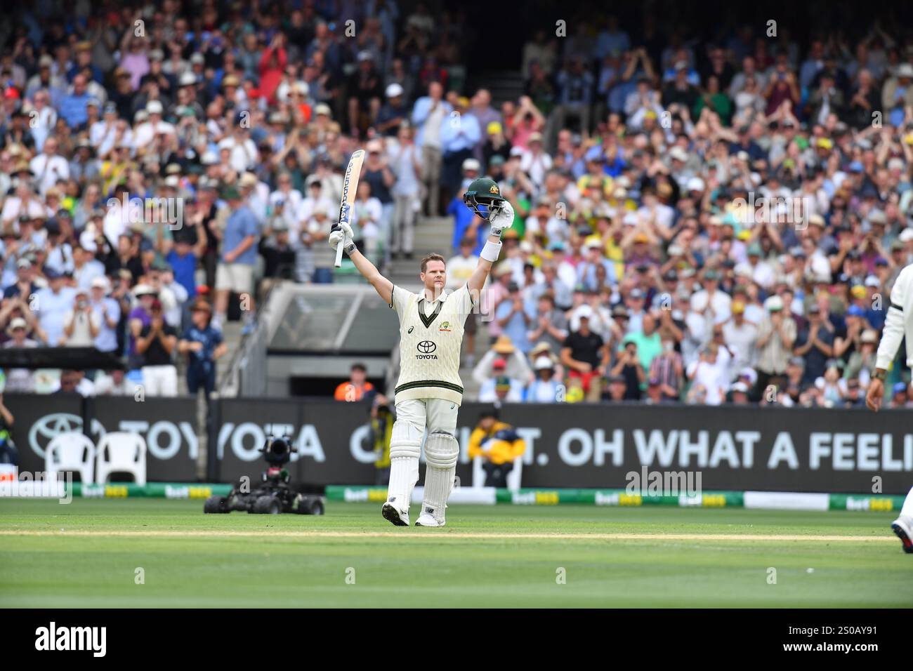 MELBOURNE, AUSTRALIA. 27 dicembre 2024. Steve Smith dell'Australia celebra un secolo durante il Day 2 Fourth test, Australia vs India test Cricket al Melbourne Cricket Ground, Melbourne, Australia, il 27 dicembre 2024. Crediti: Karl Phillipson/Alamy Live News Foto Stock