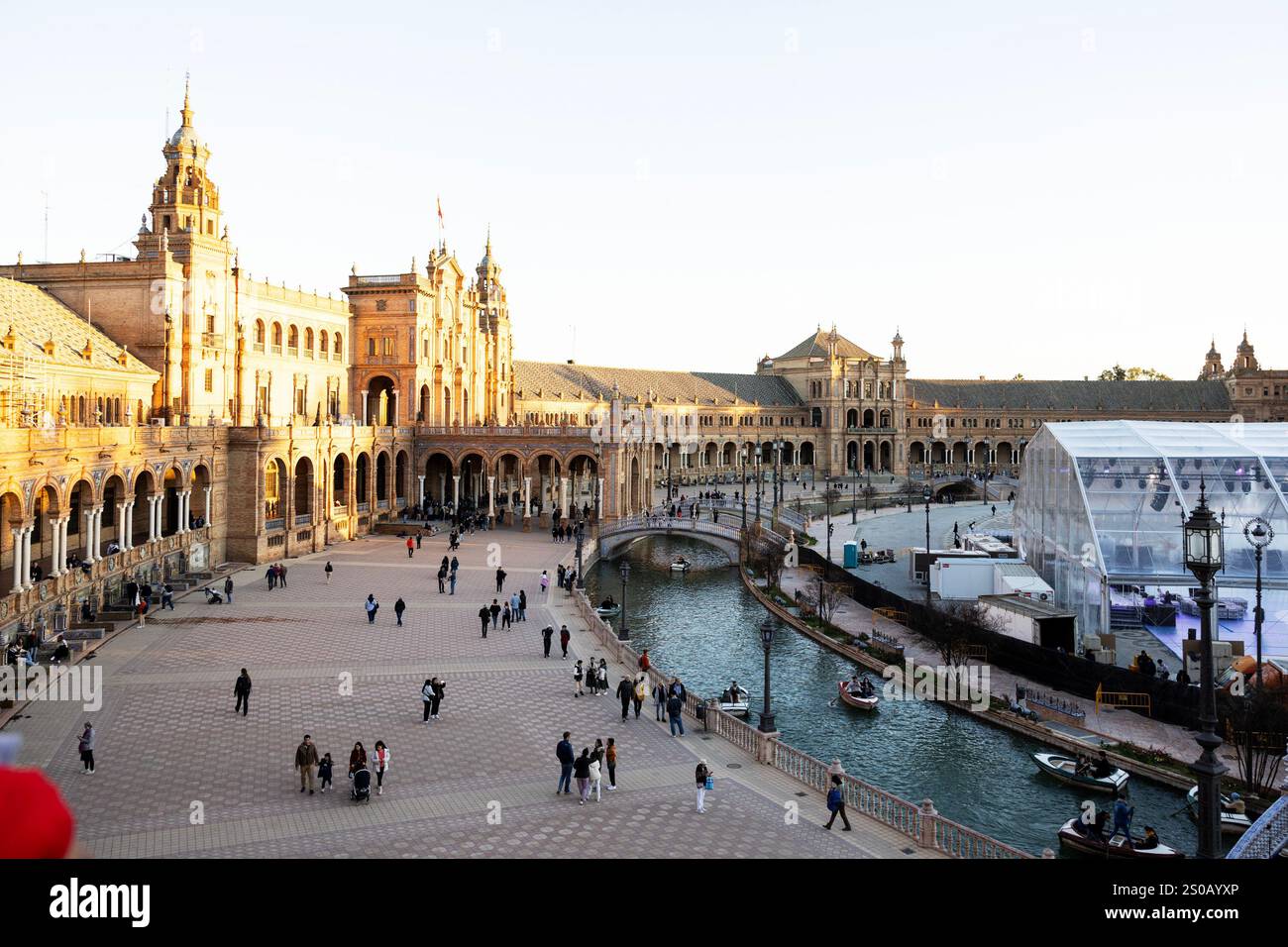 Plaza de España a Siviglia, Spagna, una famosa piazza costruita per l'esposizione universale del 1929. Un canale con barche a noleggio circonda la piazza. Foto Stock