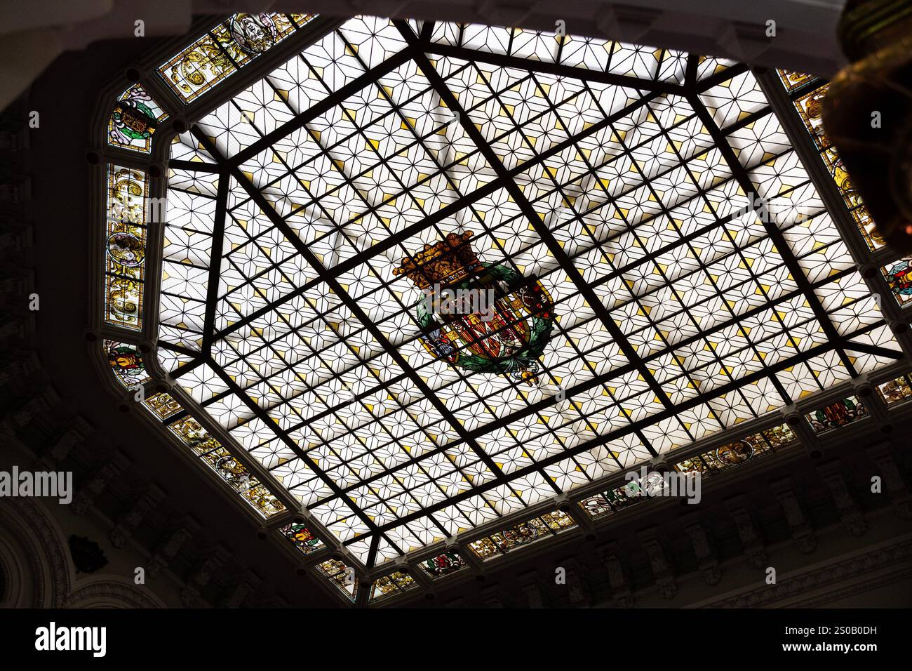Soffitto in vetro colorato all'interno del Palazzo Cibeles a Madrid, Spagna. Un ex ufficio postale ospita ora il municipio e il centro culturale CentroCentro. Foto Stock