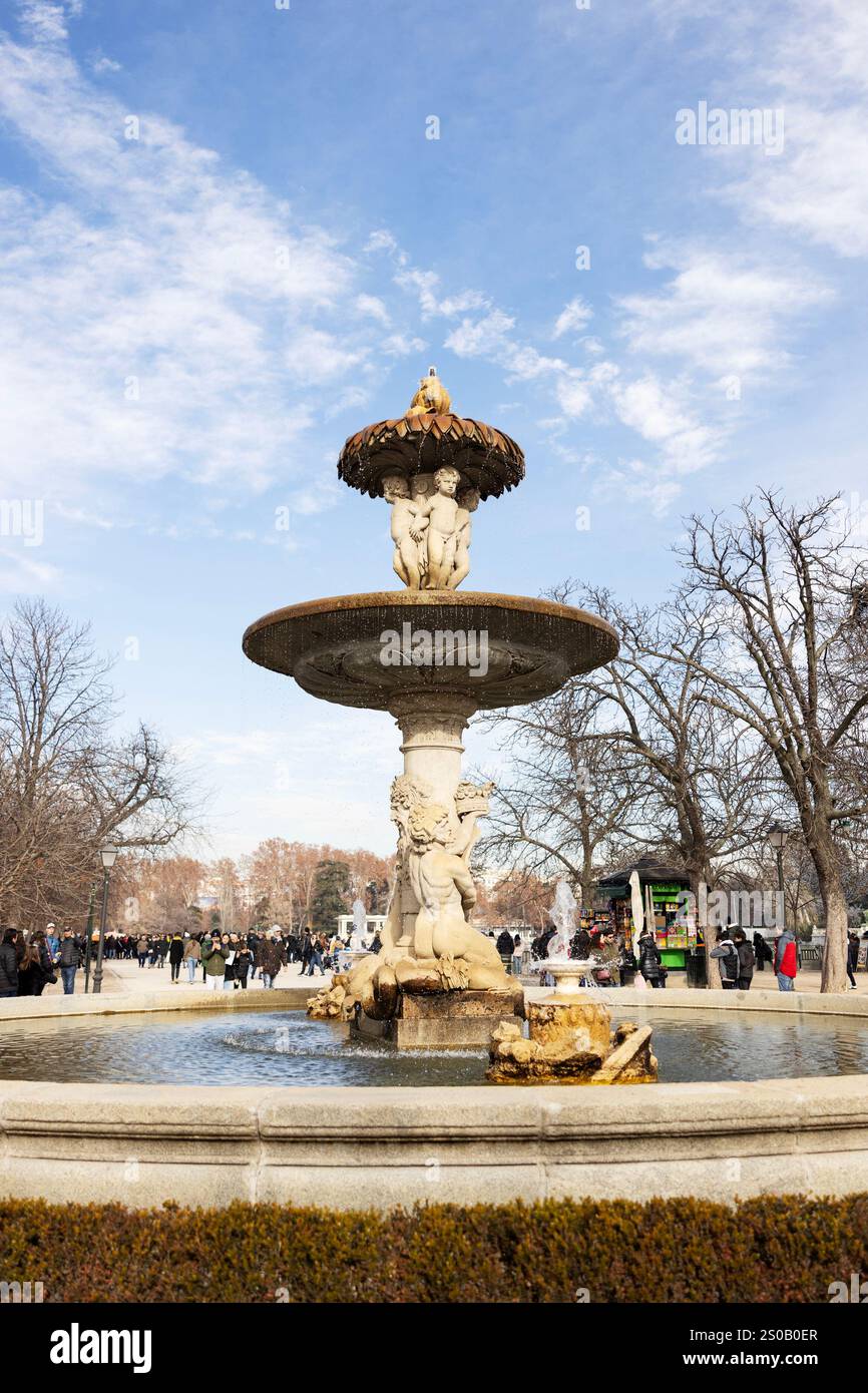 Il Fuente de los Galápagos, una storica fontana nel parco El Retiro di Madrid, Spagna. Foto Stock