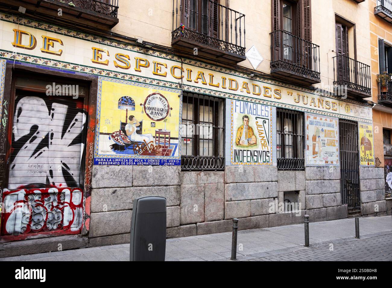 Facciata piastrellata dell'inizio del XX secolo presso l'ex Farmacia Juanse in Calle de San Andres a Madrid, Spagna. Foto Stock