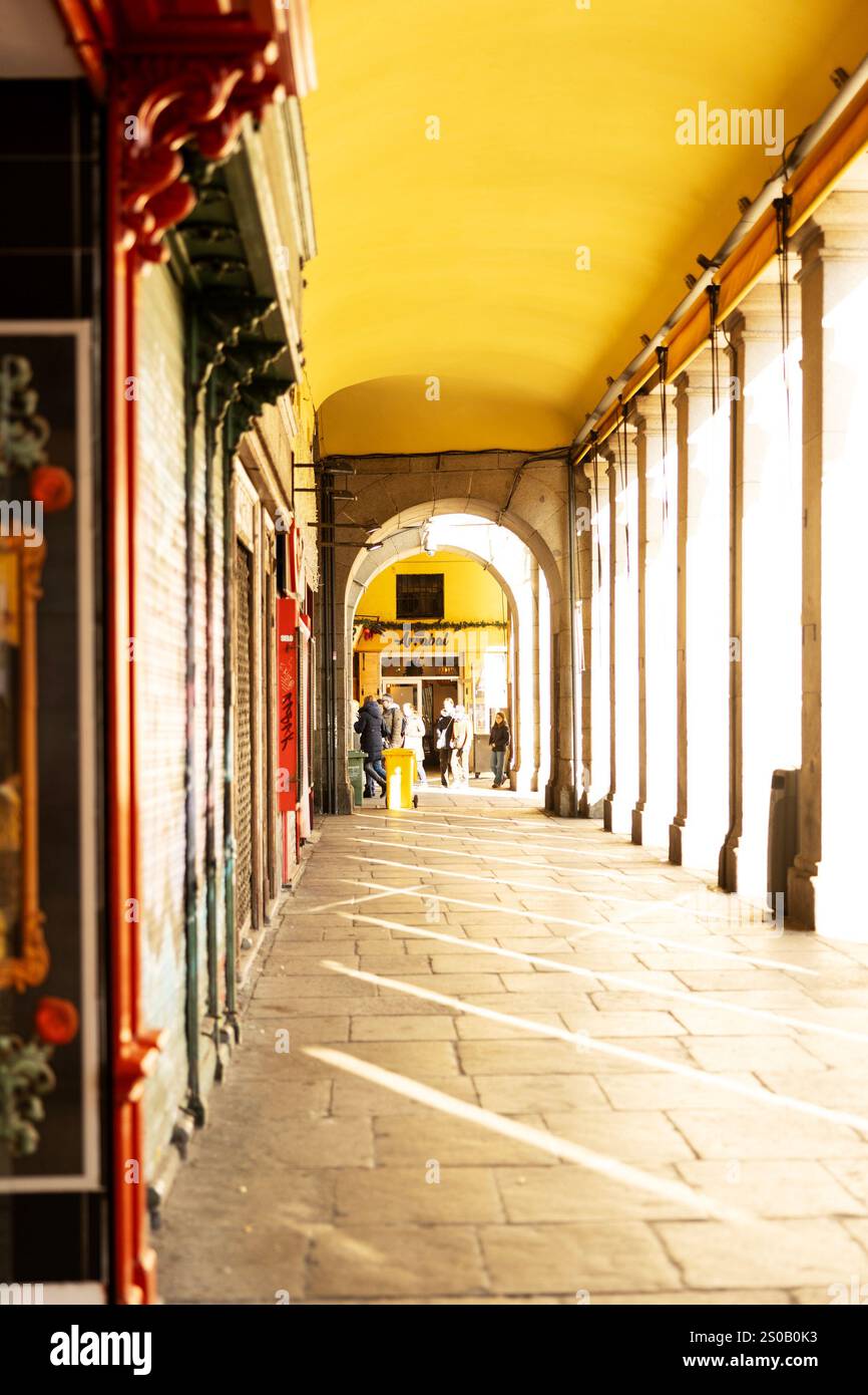 Shopping nel vicolo lungo Plaza Mayor, la piazza principale nel centro di Madrid, Spagna. Foto Stock