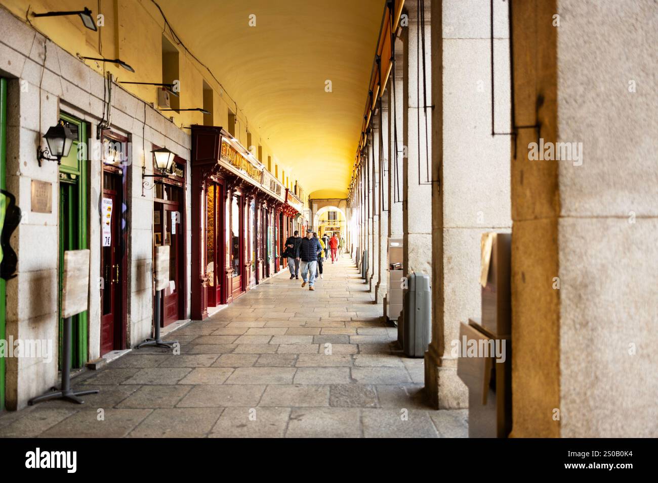 Shopping nel vicolo lungo Plaza Mayor, la piazza principale nel centro di Madrid, Spagna. Foto Stock