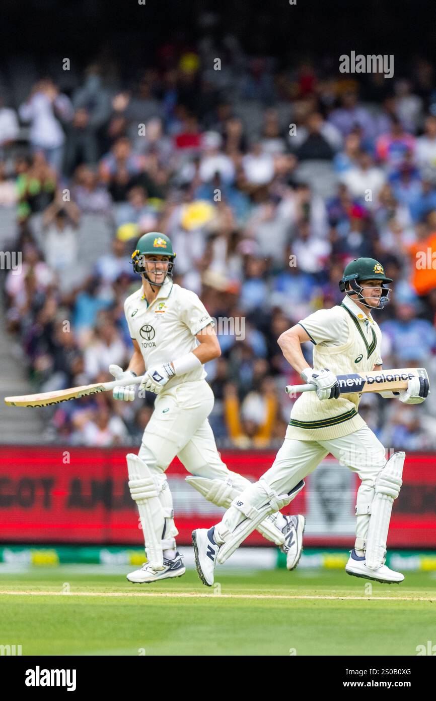 Melbourne, Australia, 27 dicembre 2024. Steve Smith dell'Australia celebra dopo aver segnato un secolo durante il secondo giorno della NRMA Insurance Boxing Day test match del trofeo Border Gavaskar tra Australia e India al Melbourne Cricket Ground il 27 dicembre 2024 a Melbourne, Australia. Crediti: Santanu Banik/Speed Media/Alamy Live News Foto Stock