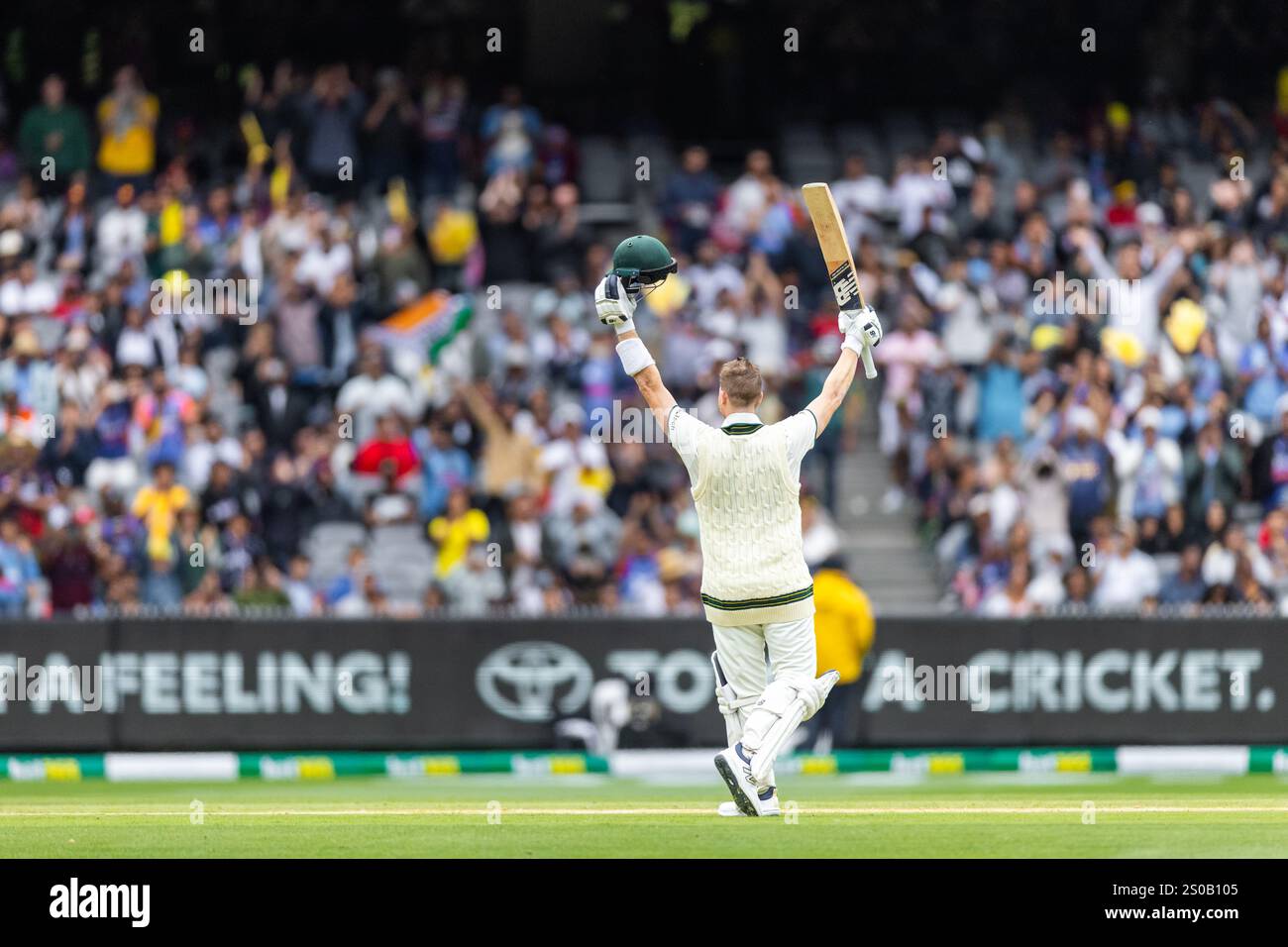 Melbourne, Australia, 27 dicembre 2024. Steve Smith dell'Australia celebra dopo aver segnato un secolo durante il secondo giorno della NRMA Insurance Boxing Day test match del trofeo Border Gavaskar tra Australia e India al Melbourne Cricket Ground il 27 dicembre 2024 a Melbourne, Australia. Crediti: Santanu Banik/Speed Media/Alamy Live News Foto Stock