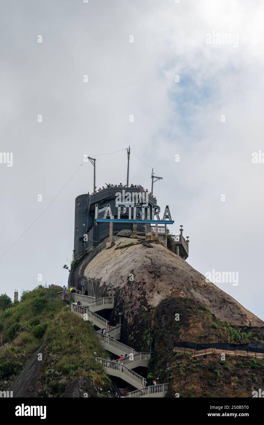 Salendo i gradini di pietra per una vista panoramica. Un viaggio verso altezze mozzafiato ti aspetta. Foto Stock