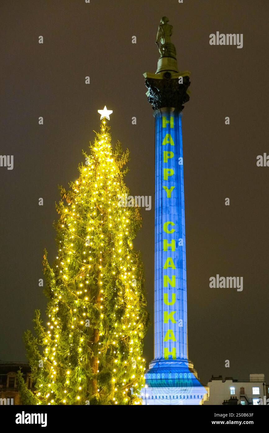 Londra, Regno Unito. 26 dicembre 2024. Una menorah elettronica sorge in Trafalgar Square la seconda notte di Chanukah, nota anche come Hanukkah, che celebra il Festival ebraico della luce. Una menorah gigante è stata abbattuta come precauzione durante i venti forti ed è stata sostituita da un modello più piccolo, con una proiezione sulla colonna di Nelson per il festival di otto giorni. È solo la quinta volta in 114 anni che l’inizio di Chanukah coincide con il giorno di Natale. Credito: Fotografia dell'undicesima ora/Alamy Live News Foto Stock