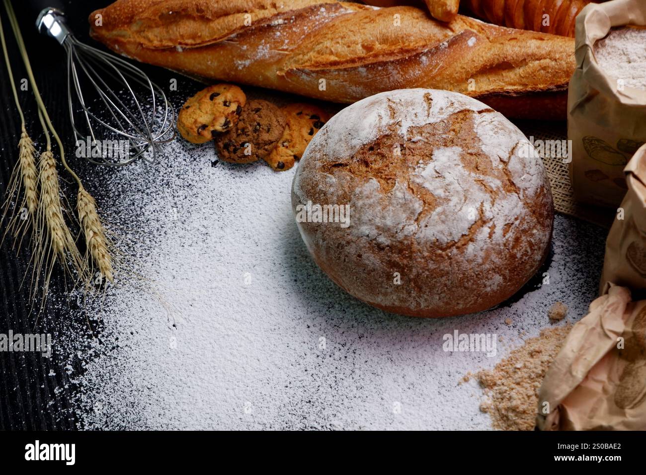 molti tipi di pane da studio con ingredienti di farina semi di grano ovunque. Foto Stock