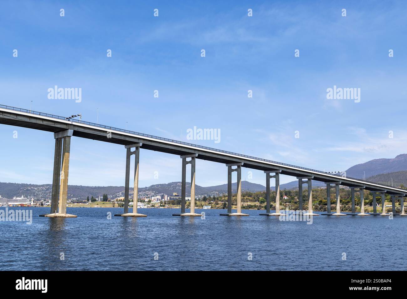 Hobart Tasmania, il Tasman Bridge sul fiume Derwent, un ponte in cemento precompresso per la Tasman Highway attraverso il fiume, Australia Foto Stock