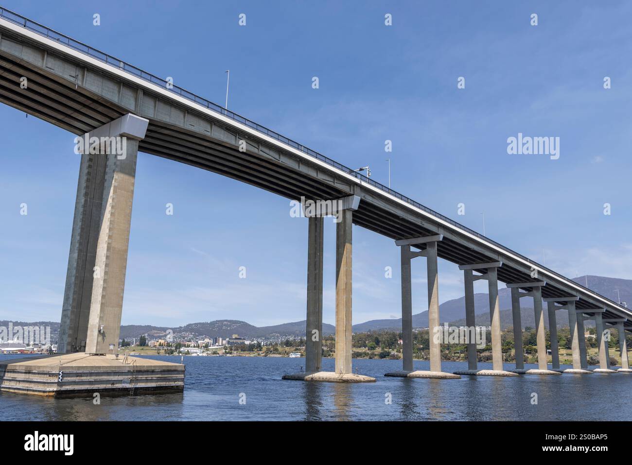 Hobart Tasmania, il Tasman Bridge sul fiume Derwent, un ponte in cemento precompresso per la Tasman Highway attraverso il fiume, Australia Foto Stock
