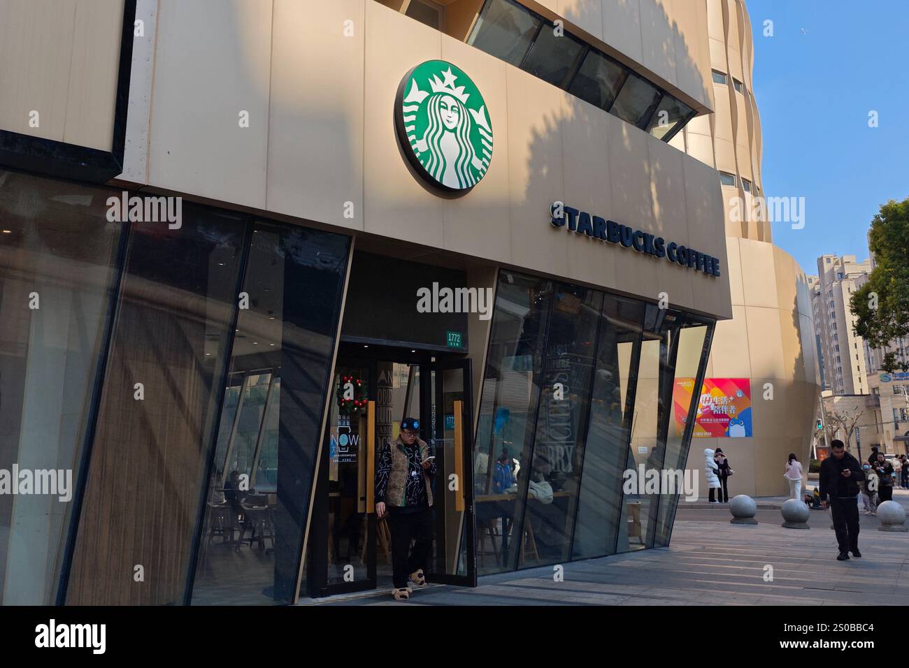 Uno Starbucks Cafe si trova a Pudong, Shanghai, Cina, 27 dicembre 2024. Foto Stock