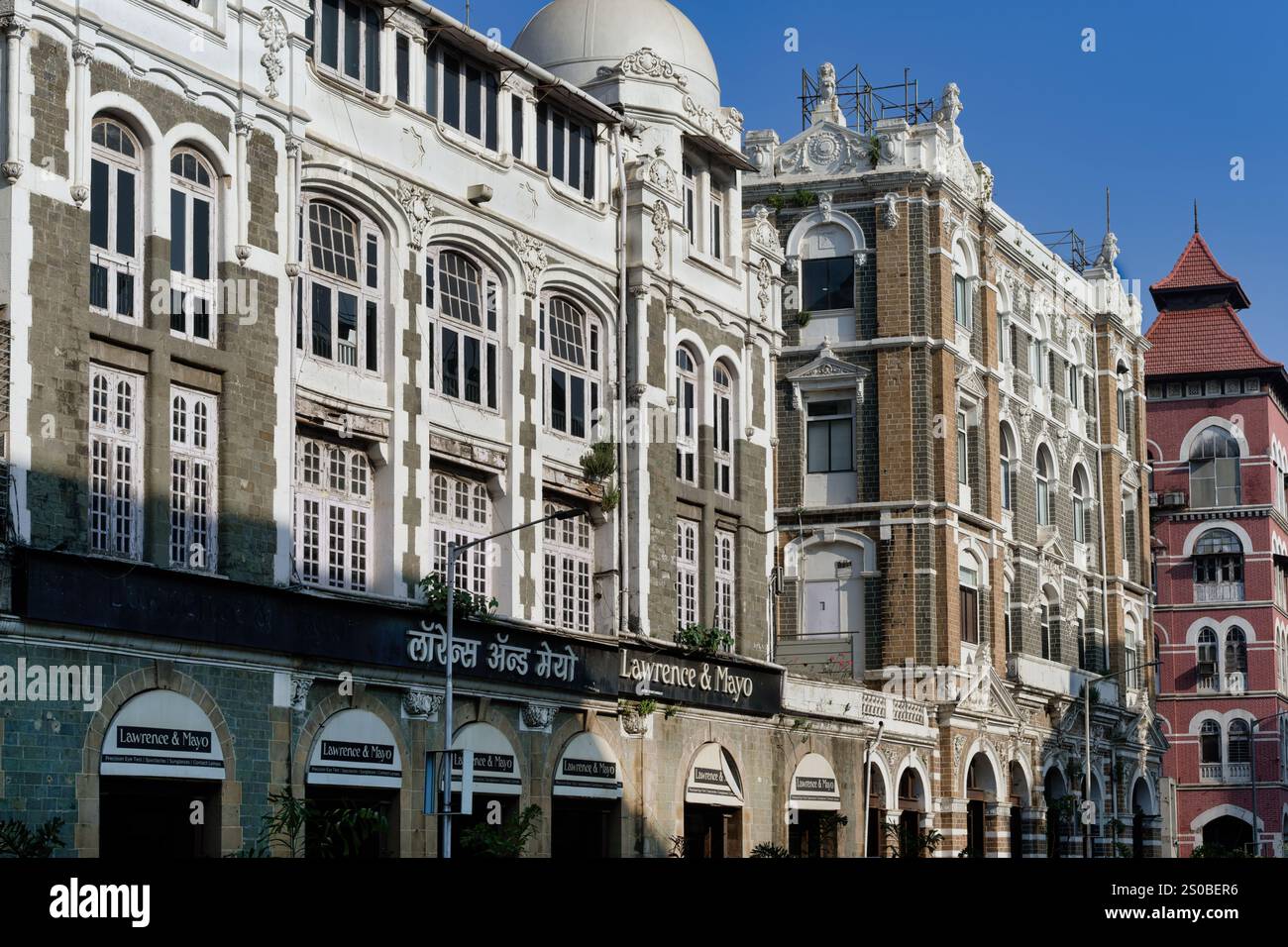 Edifici di epoca coloniale in Dr. Dadabhai Naoroji Rd (D.N. Road) nella zona di Fort, Mumbai, India. L'outlet Lawrence & Mayo (Optician's) è stato aperto nel 1901 Foto Stock