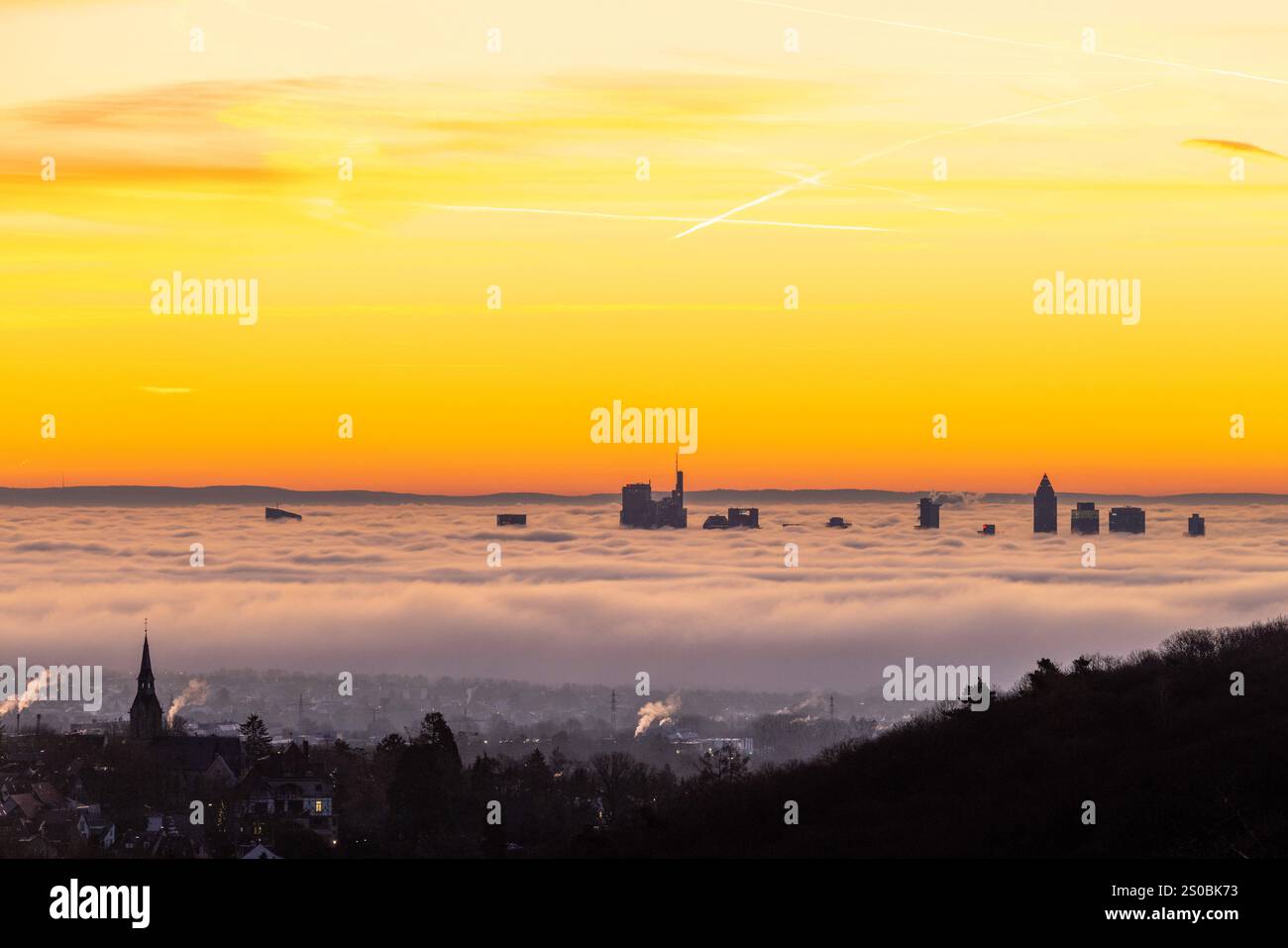 Frankfurt im Nebel die Hochhäuser der Frankfurter Skyline ragen am Morgen bei Sonnenaufgang aus dem Nebel., Kronberg Hessen Deutschland Foto Stock