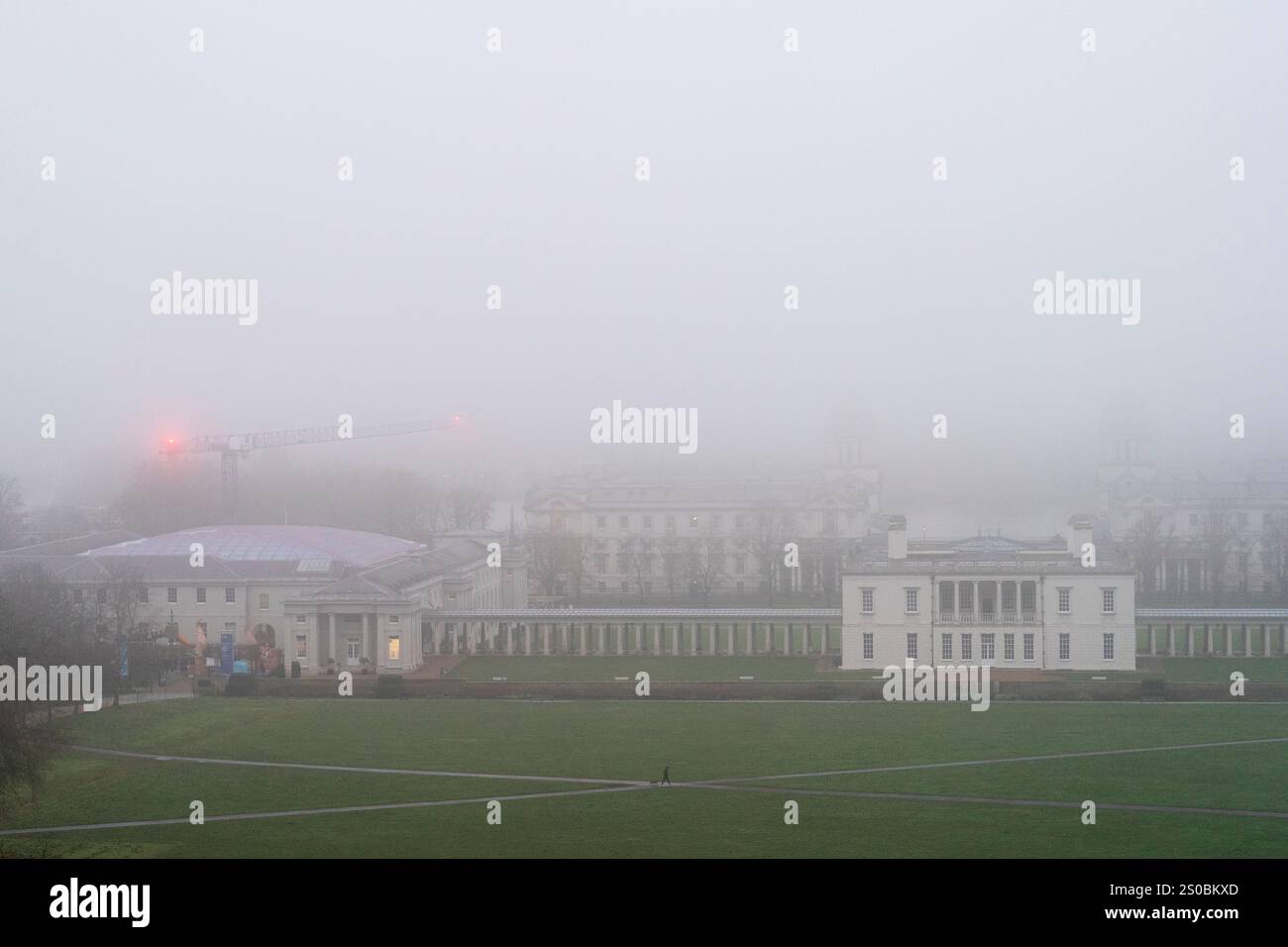 Il clima è perfetto a Greenwich Park a Londra. Nei prossimi giorni il Regno Unito avrà un clima mite e scivoloso, con all'orizzonte una vigilia di Capodanno "umida e piuttosto ventosa", ha detto il Met Office. Data foto: Venerdì 27 dicembre 2024. Foto Stock