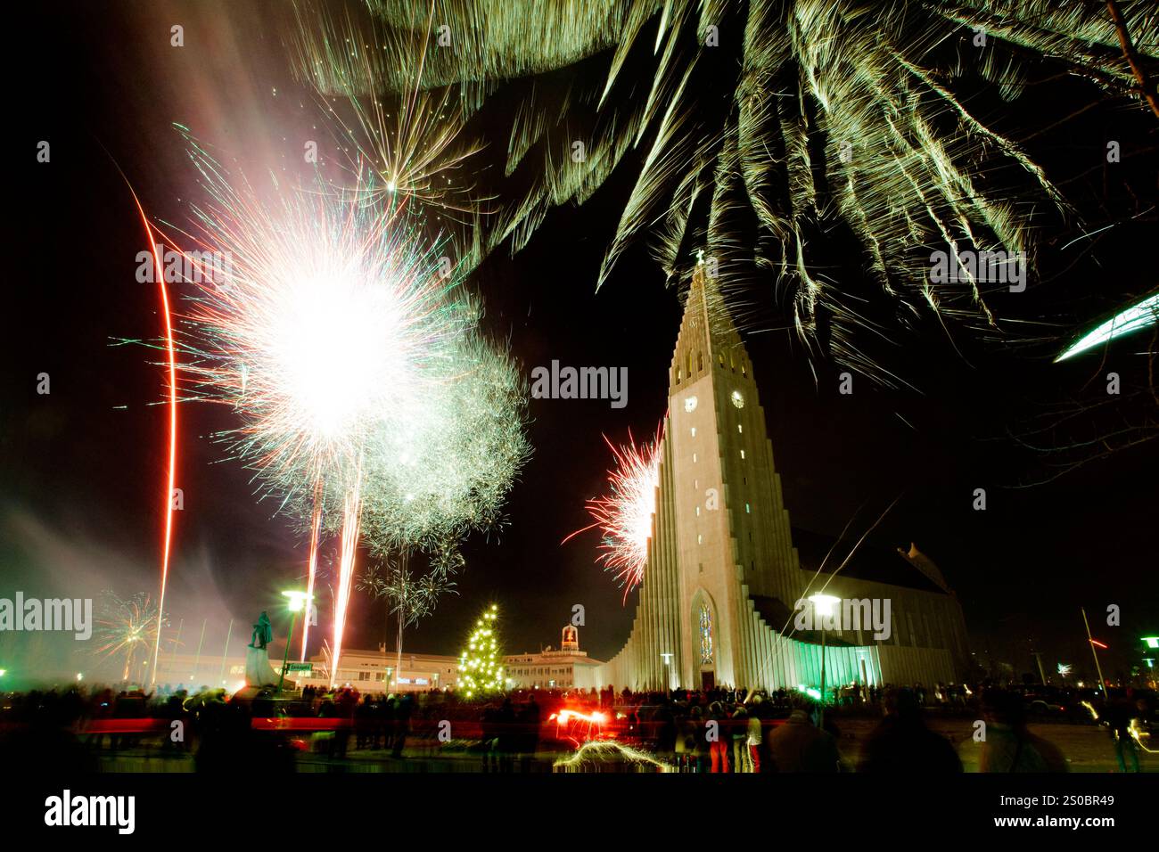 Fuochi d'artificio sulla piazza di fronte alla chiesa Foto Stock