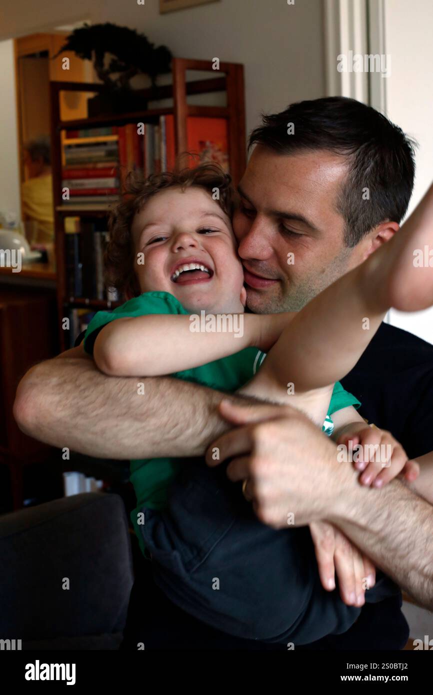 Padre giocando con il figlio a casa Foto Stock