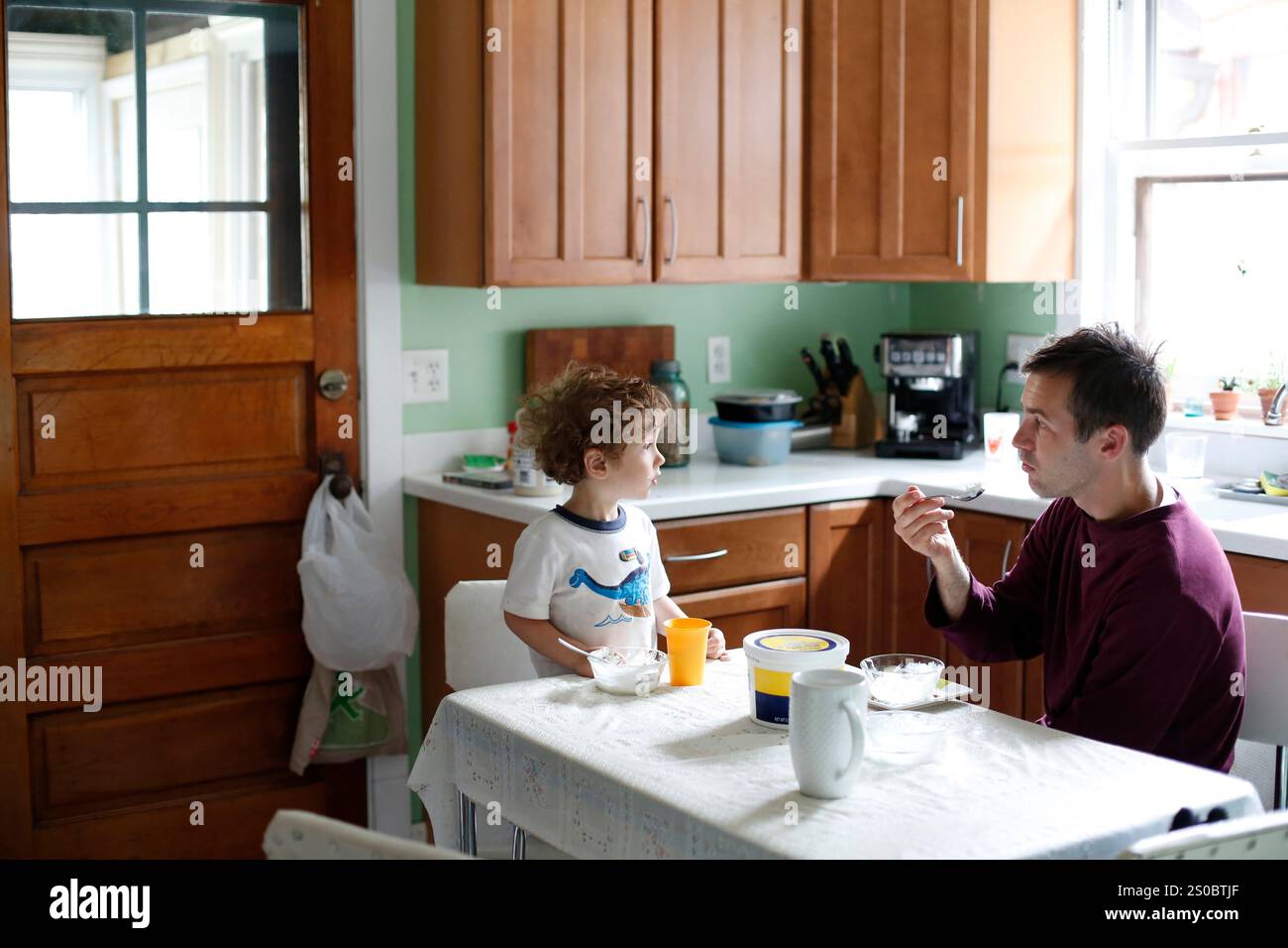 Padre e figlio di mangiare la prima colazione Foto Stock