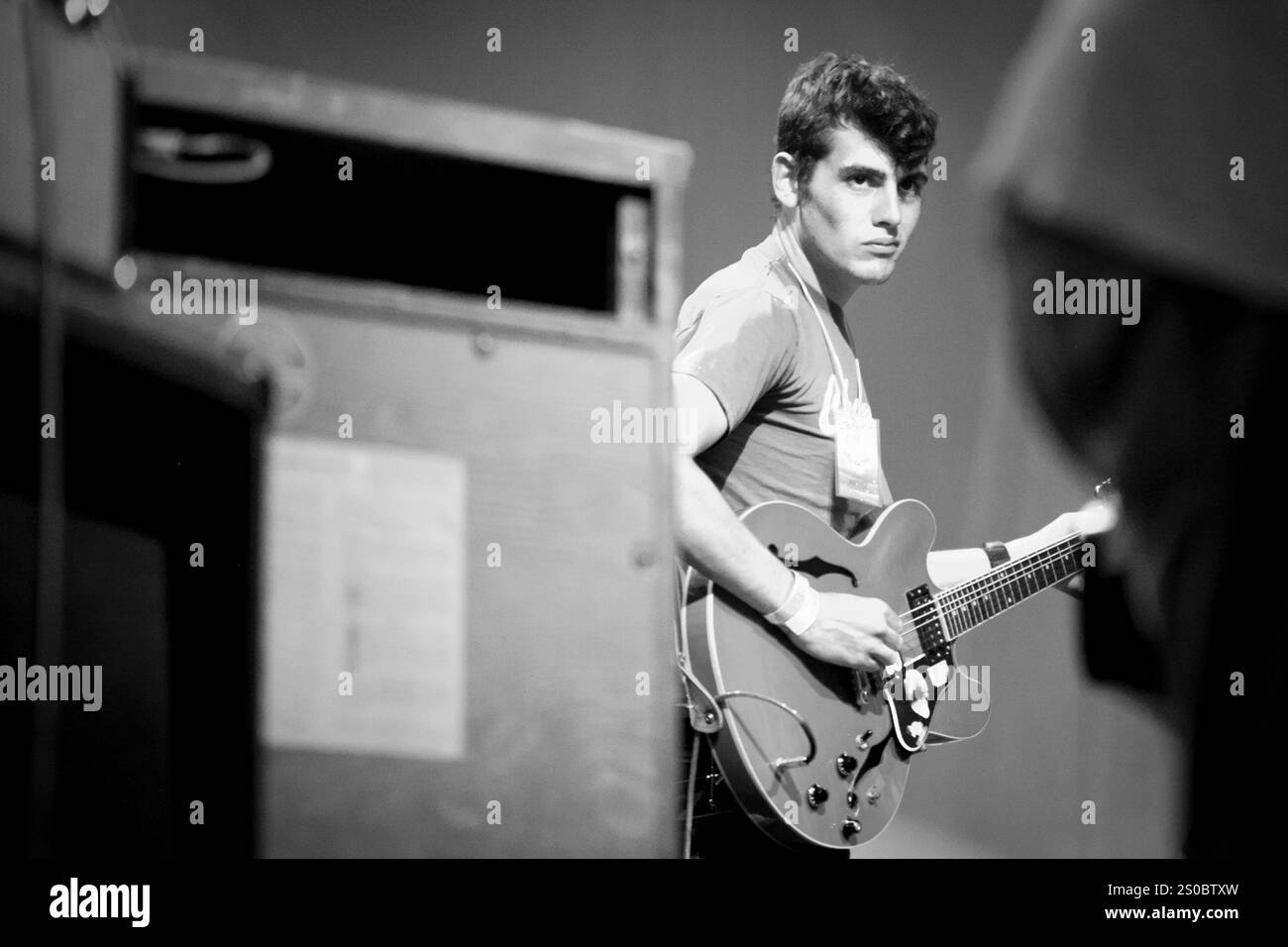 Uomo con la chitarra sul palco. Foto Stock