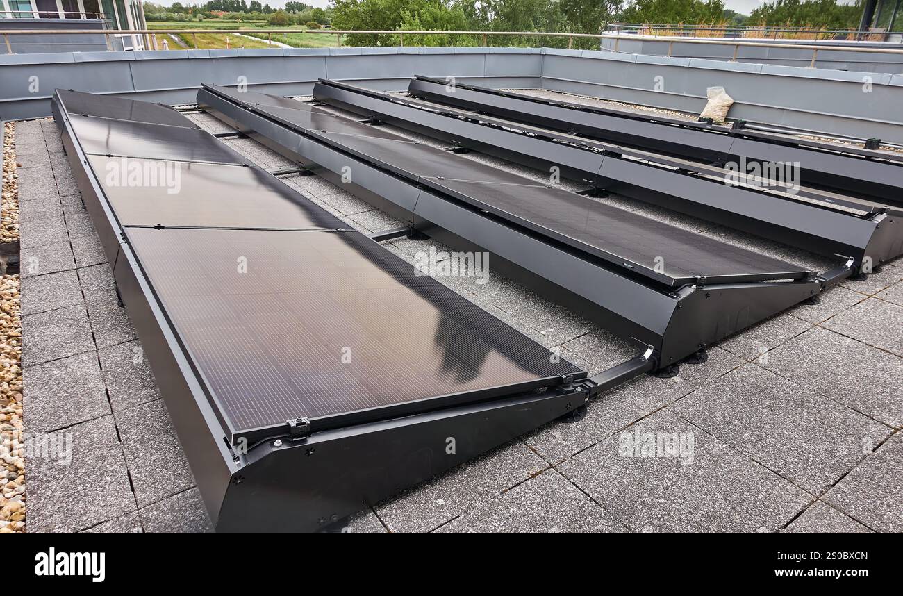 Un sistema compatto di pannelli solari per terrazza sul tetto che mette in mostra la tecnologia dell'energia pulita in un ambiente urbano moderno nei Paesi Bassi. Foto Stock