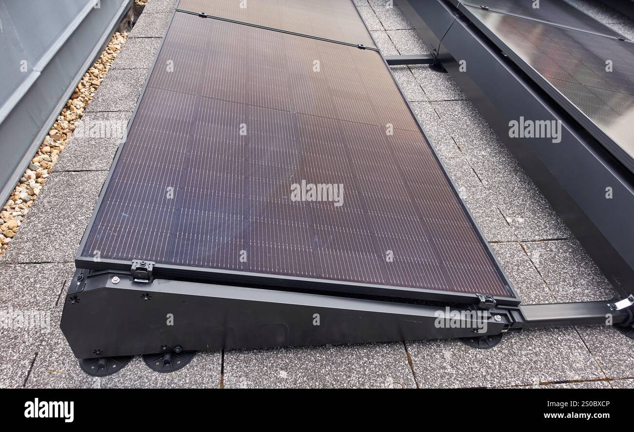 Un sistema compatto di pannelli solari per terrazza sul tetto che mette in mostra la tecnologia dell'energia pulita in un ambiente urbano moderno nei Paesi Bassi. Foto Stock