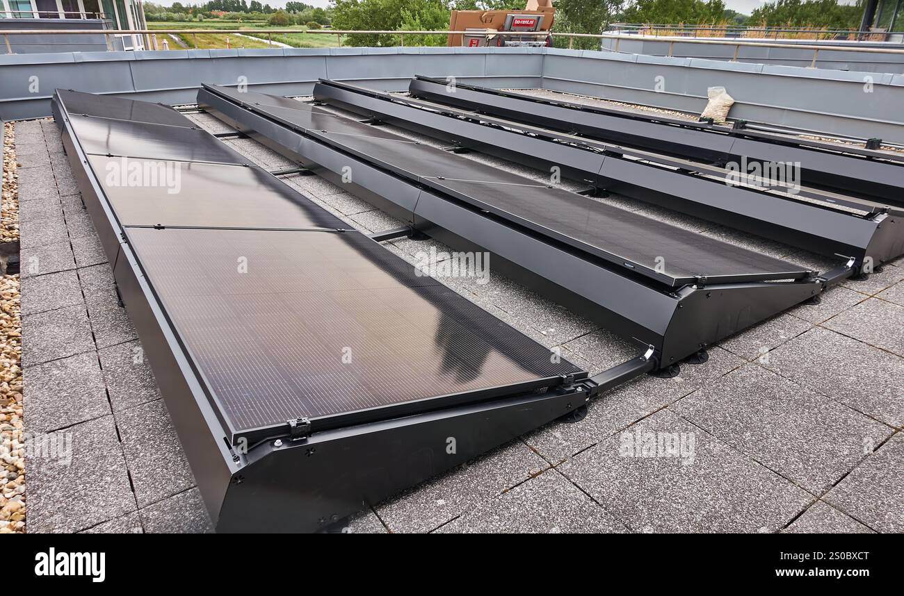 Un sistema compatto di pannelli solari per terrazza sul tetto che mette in mostra la tecnologia dell'energia pulita in un ambiente urbano moderno nei Paesi Bassi. Foto Stock