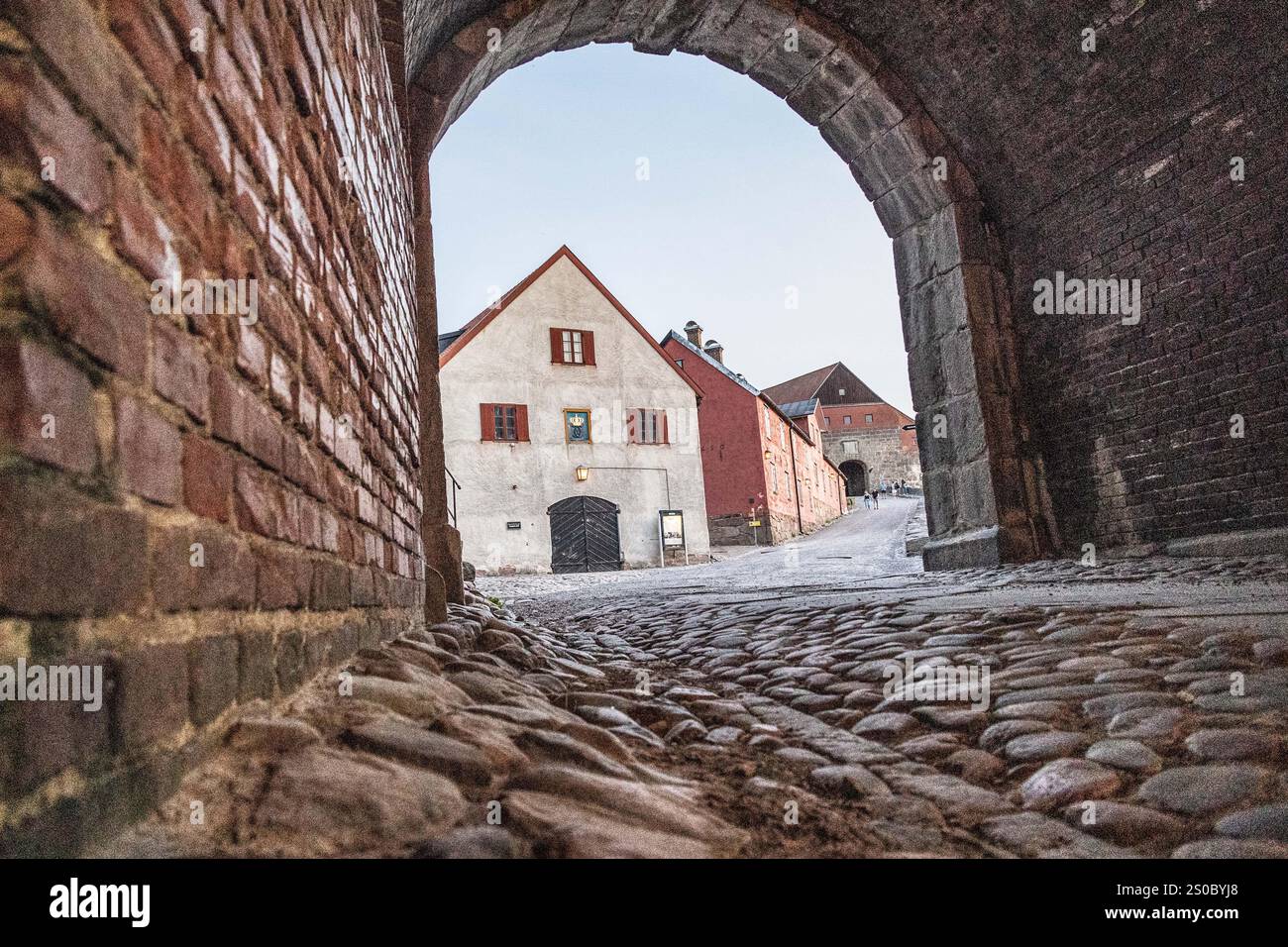 Sentiero acciottolato e uscita ad arco visibili nella fortezza di Varberg. Foto Stock