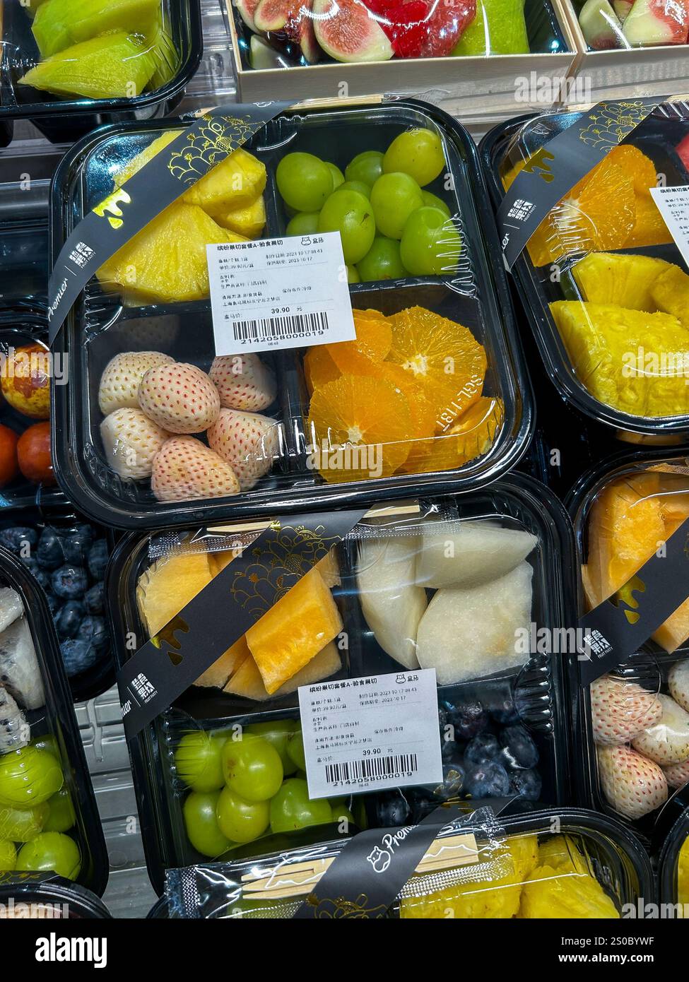 Shanghai, Cina, primo piano, esposizione, shopping all'interno di un grande supermercato alimentare cinese « Premier » prodotti in plastica confezionati, frutta Foto Stock