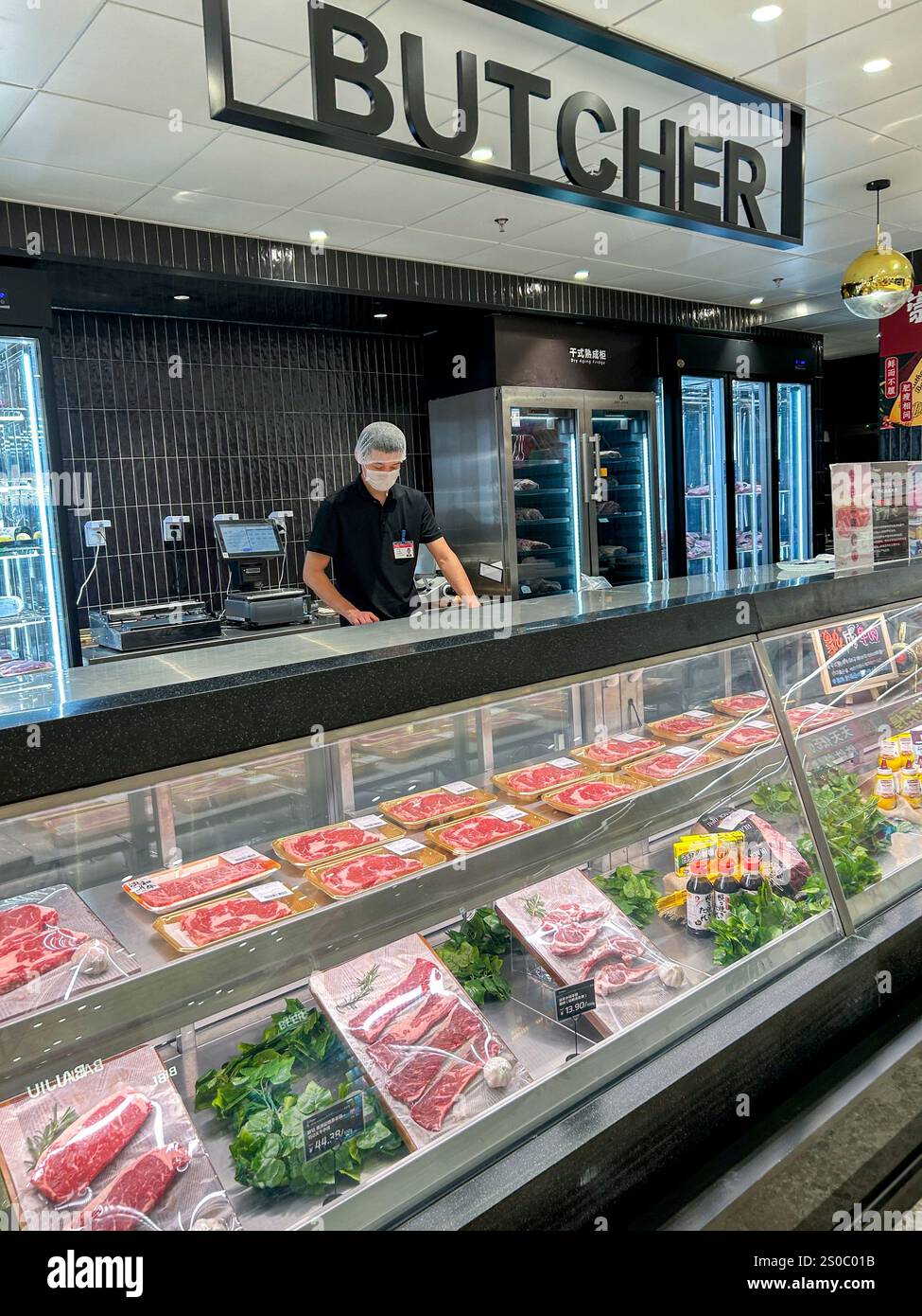 Shanghai, Cina, Persone al lavoro, Macellerie cinesi all'interno di un grande supermercato cinese di alimentari « Premier » mercato cinese, vendita al dettaglio in Cina Foto Stock