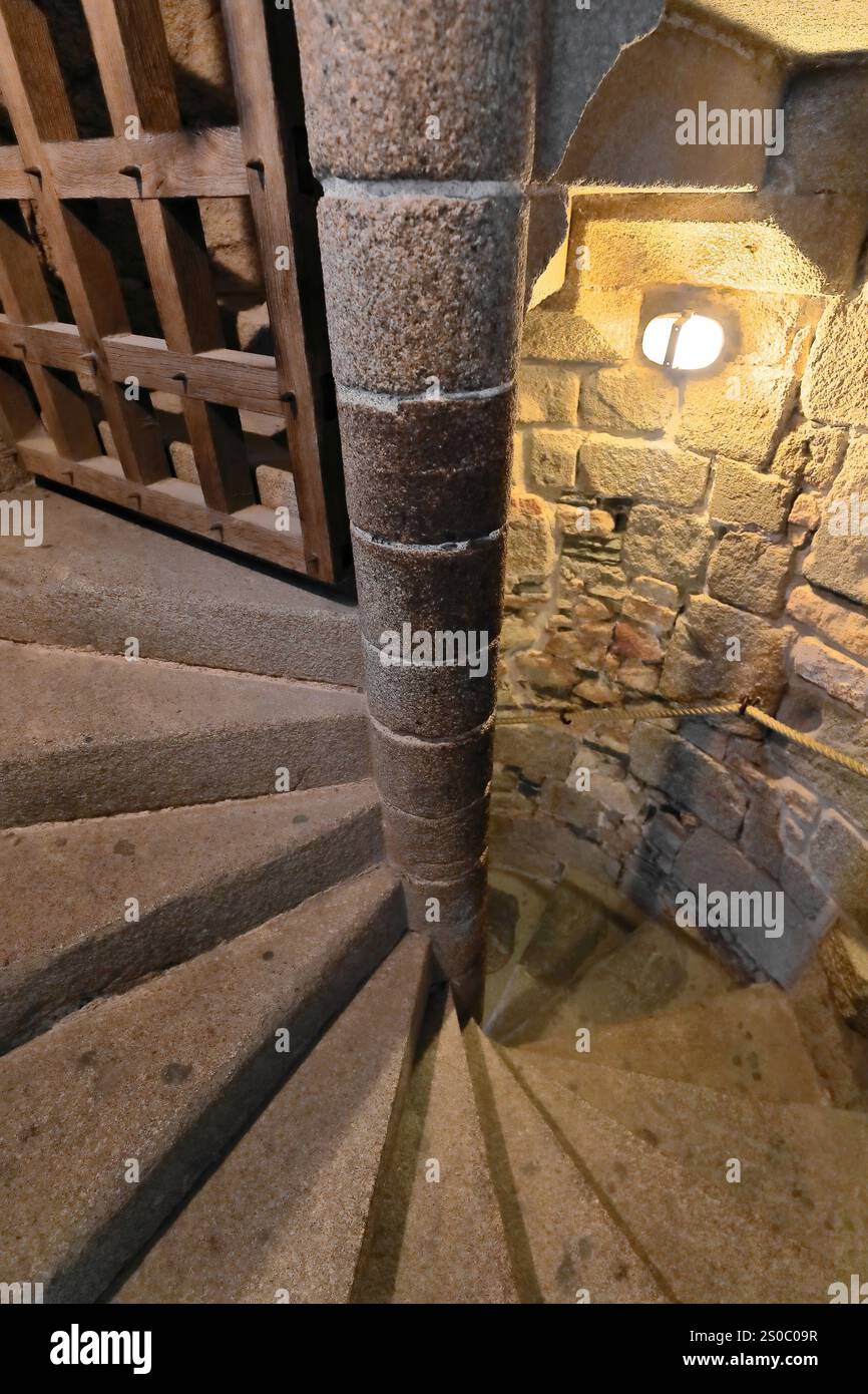 137 scalinata a chiocciola in pietra che collega la seconda sala dei Cavalieri e la prima biglietteria dell'abbazia, le Mont-Saint-Michel. Normandia-Francia. Foto Stock