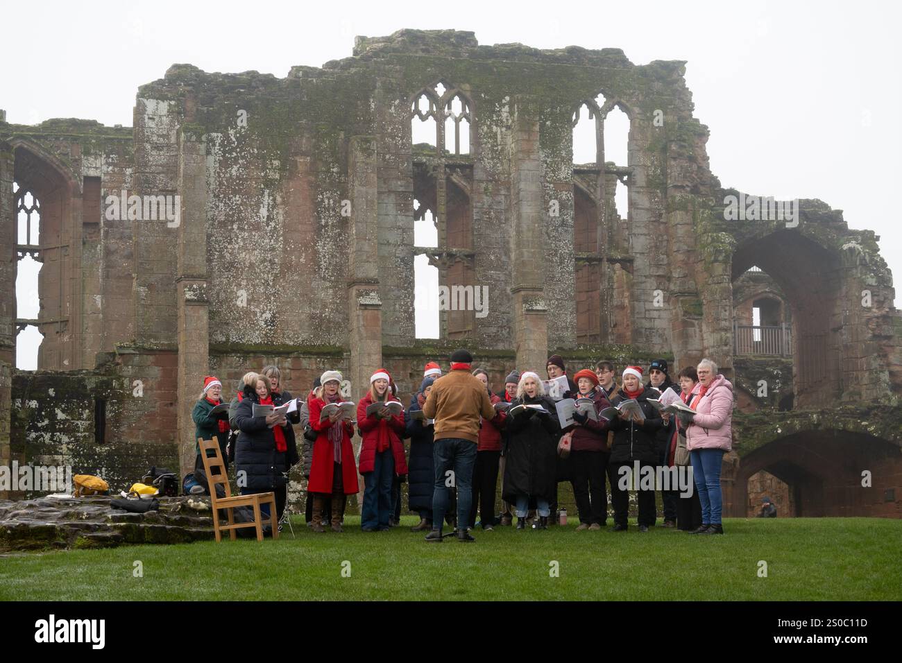 Un coro che canta il giorno di Santo Stefano al castello di Kenilworth, Warwickshire, Regno Unito Foto Stock