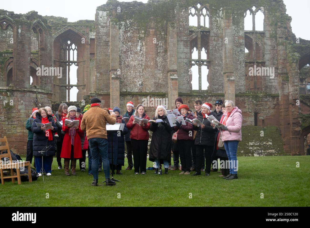 Un coro che canta il giorno di Santo Stefano al castello di Kenilworth, Warwickshire, Regno Unito Foto Stock