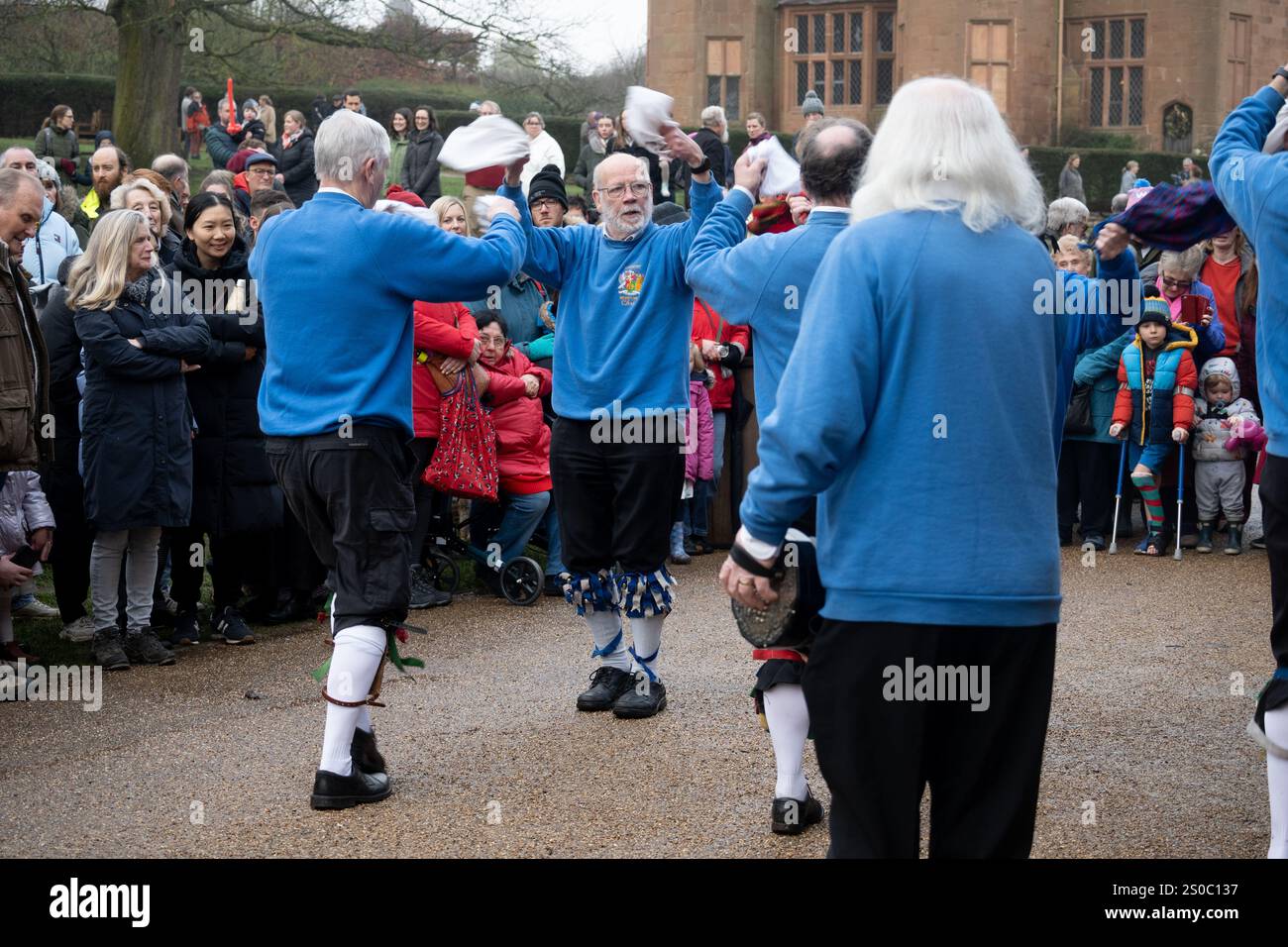 Morris danzò il giorno di Santo Stefano al castello di Kenilworth, Warwickshire, Regno Unito Foto Stock