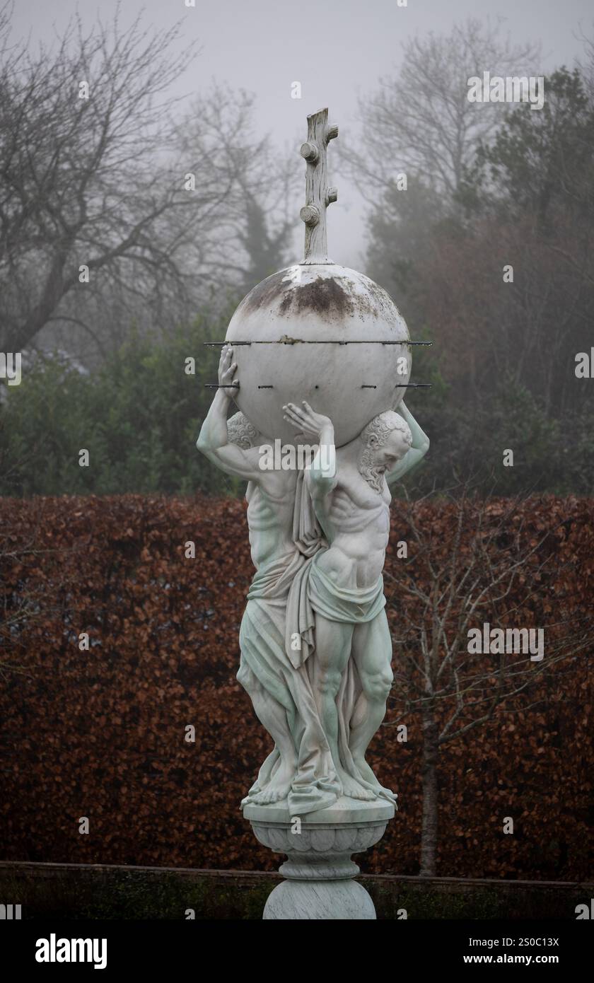 The Atlas Fountain in inverno, Kenilworth Castle, Warwickshire, Inghilterra, Regno Unito Foto Stock