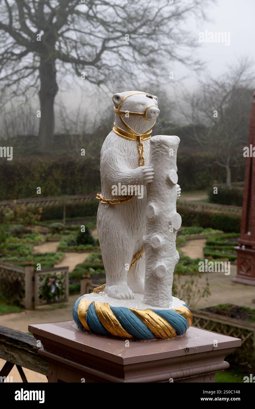 Orso e scultura del personale in inverno al castello di Kenilworth, Warwickshire, Inghilterra, Regno Unito Foto Stock