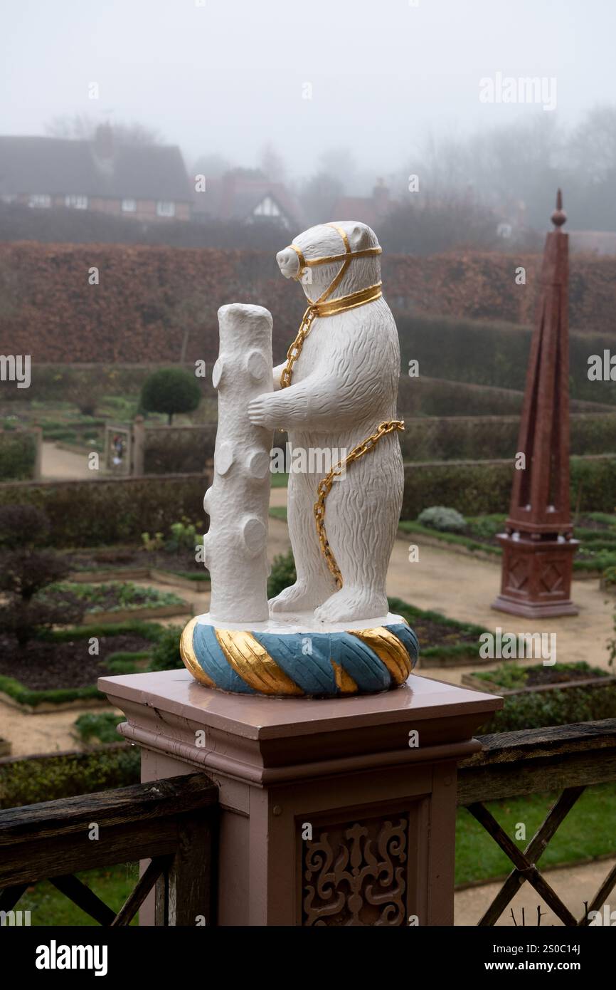 Orso e scultura del personale in inverno al castello di Kenilworth, Warwickshire, Inghilterra, Regno Unito Foto Stock