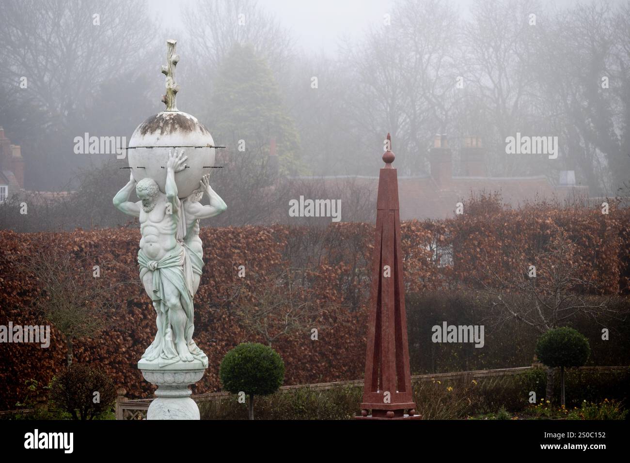 The Atlas Fountain in inverno, Kenilworth Castle, Warwickshire, Inghilterra, Regno Unito Foto Stock