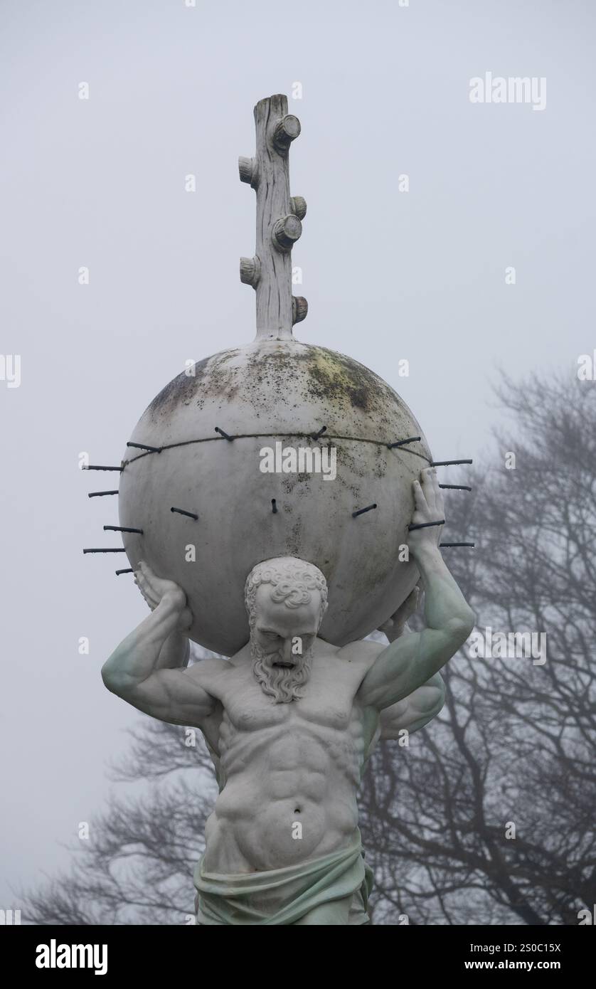The Atlas Fountain in inverno, Kenilworth Castle, Warwickshire, Inghilterra, Regno Unito Foto Stock