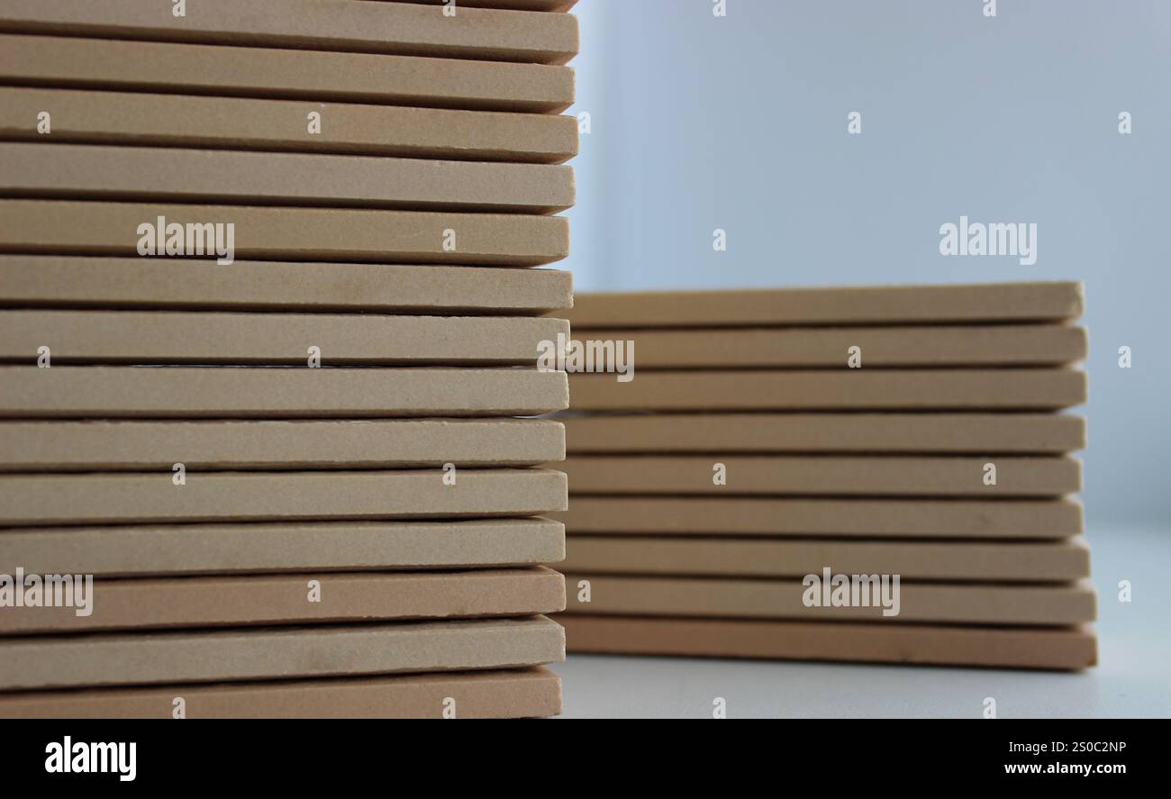 I bordi finali delle piastrelle impilate uniformemente per le superfici interne. Mattonelle di mattoni artificiali beige per decorazioni interne in pile Foto Stock