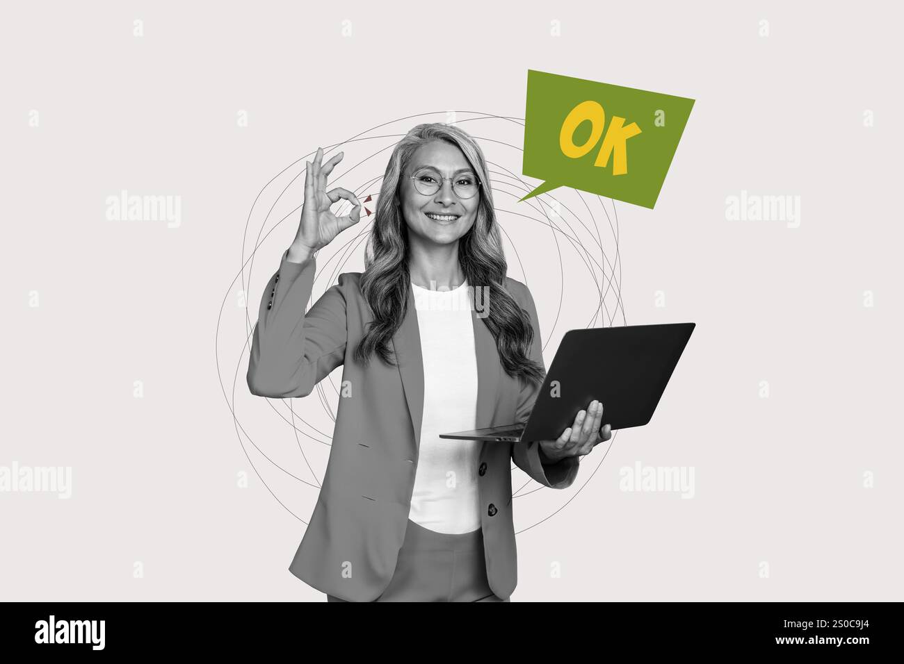 Grafica di tendenza composita immagine schizzo collage fotografico di una giovane donna Office manager lavoro a distanza laptop gesti della mano casella di testo cloud vocale ok. Foto Stock