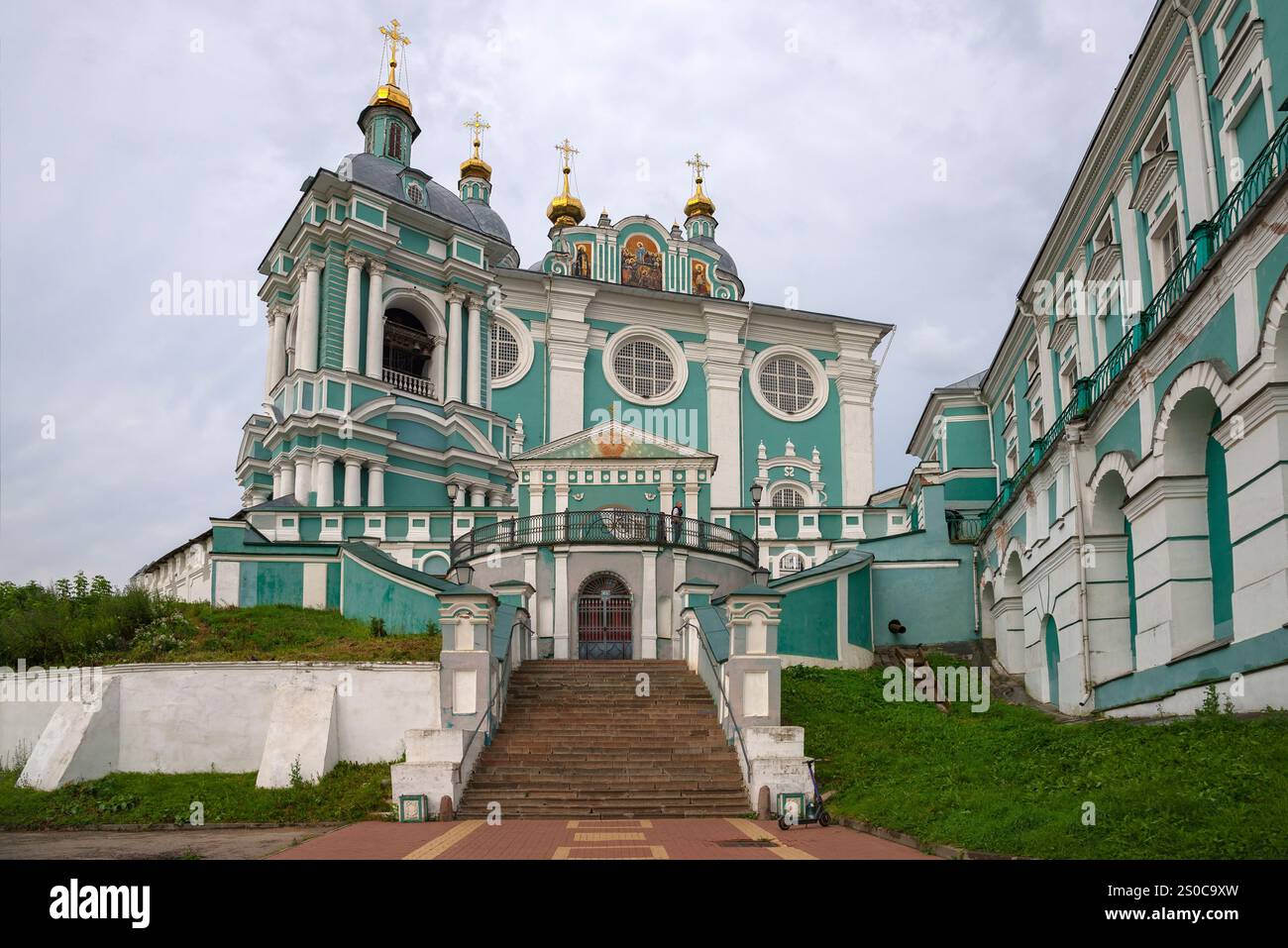 SMOLENSK, RUSSIA - 12 LUGLIO 2024: La facciata dell'antica cattedrale dell'assunzione. Smolensk. Russia Foto Stock