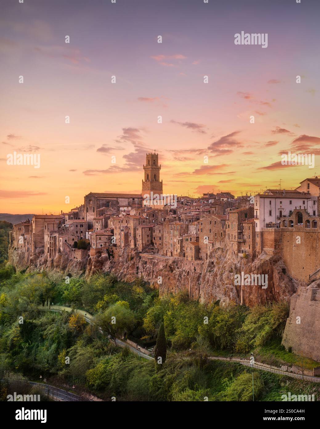 Toscana, Pitigliano borgo medievale sul tufo rocky hill. Panorama al tramonto. L'Italia, l'Europa. Foto Stock