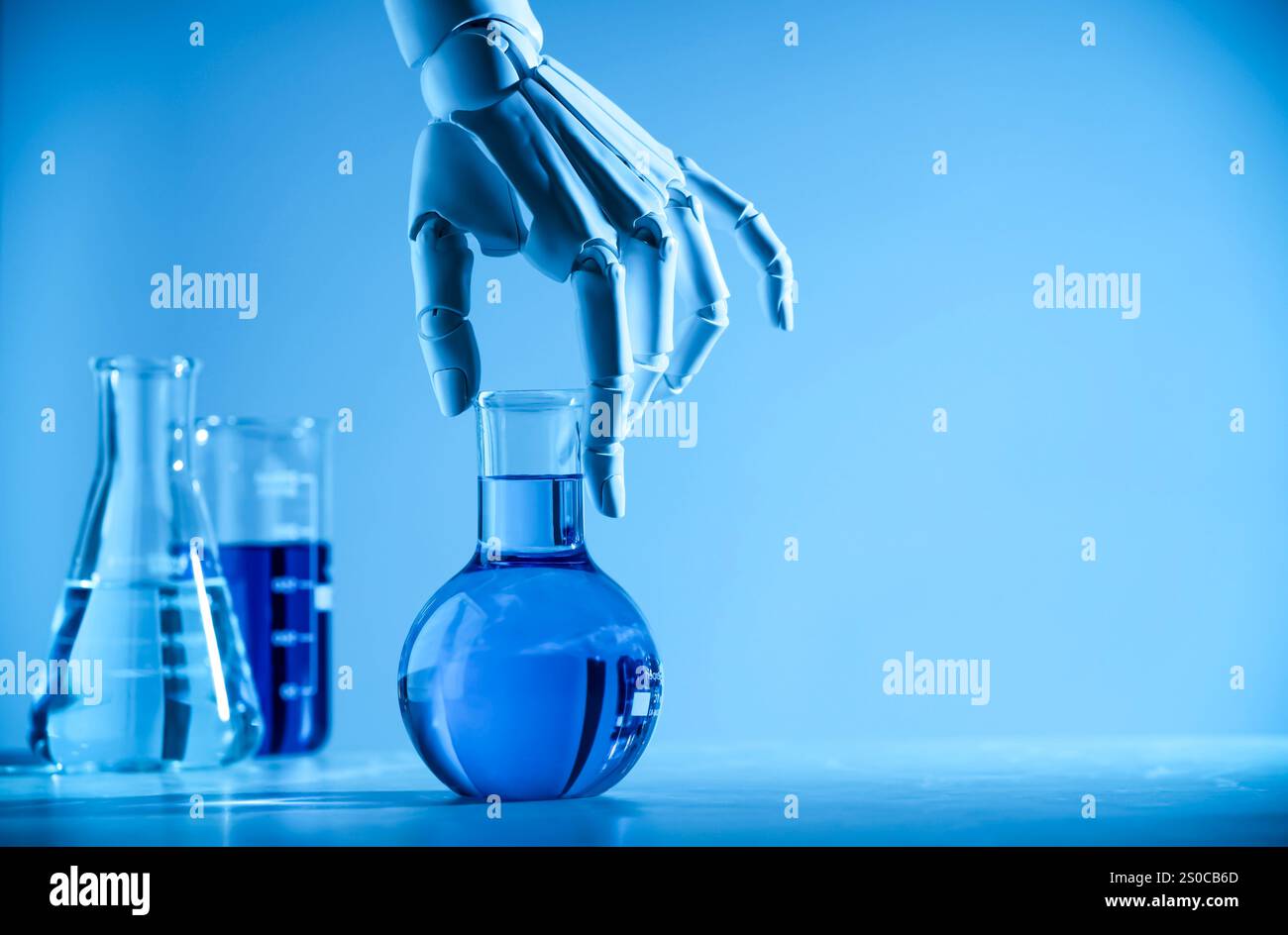 Intelligenza artificiale. Mano robot con fiasca al tavolo in luce blu, spazio per testo Foto Stock