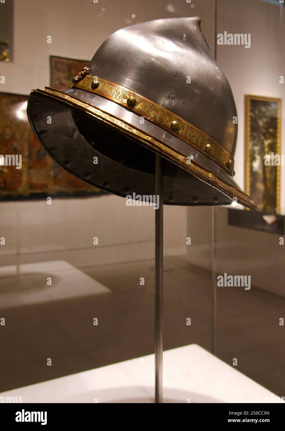 Intorno al 1495 cappello o capacete di bollitore spagnolo in ottone dorato e inciso in acciaio attribuito a Ferdinando il Re cattolico Collezione reale Madrid Spagna Foto Stock