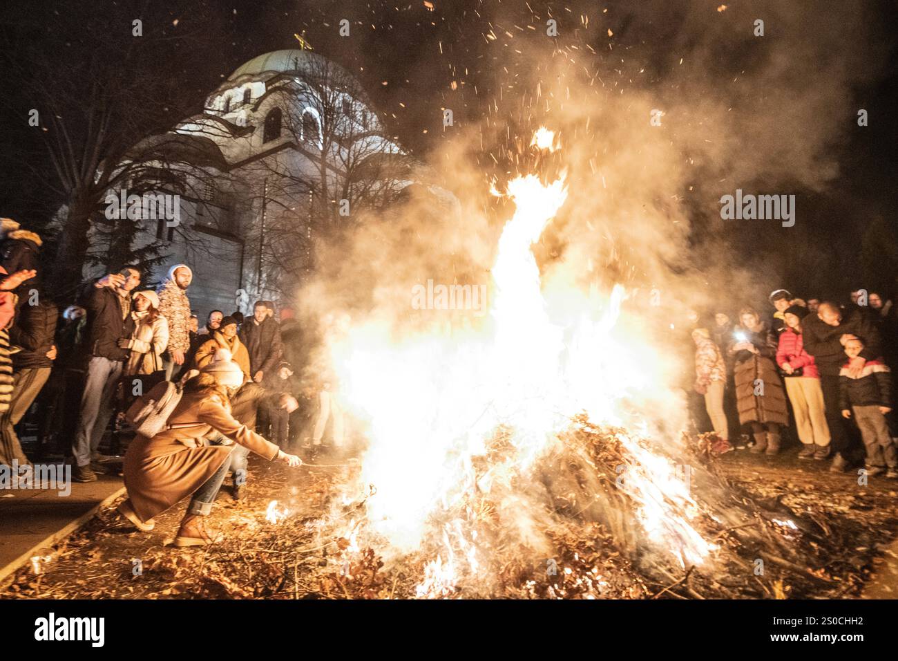 Falò tradizionale durante la vigilia di Natale ortodossa. Tempio di Santa Sava, Belgrado Foto Stock
